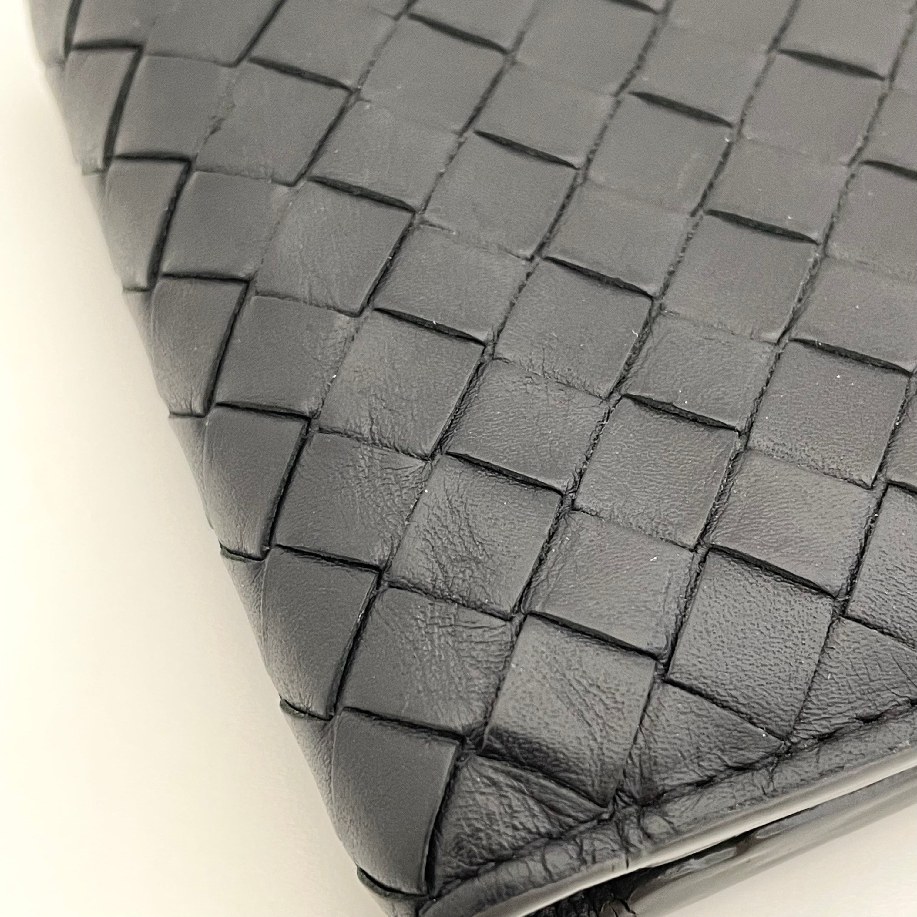 【送料無料】_ BOTTEGA VENETA_(ボッテガヴェネタ)_ 二つ折り財布 _イントレチャート カーフレザー ラムスキン _ブラック ニューライトグレー _193642 V465U 8885 _中古品