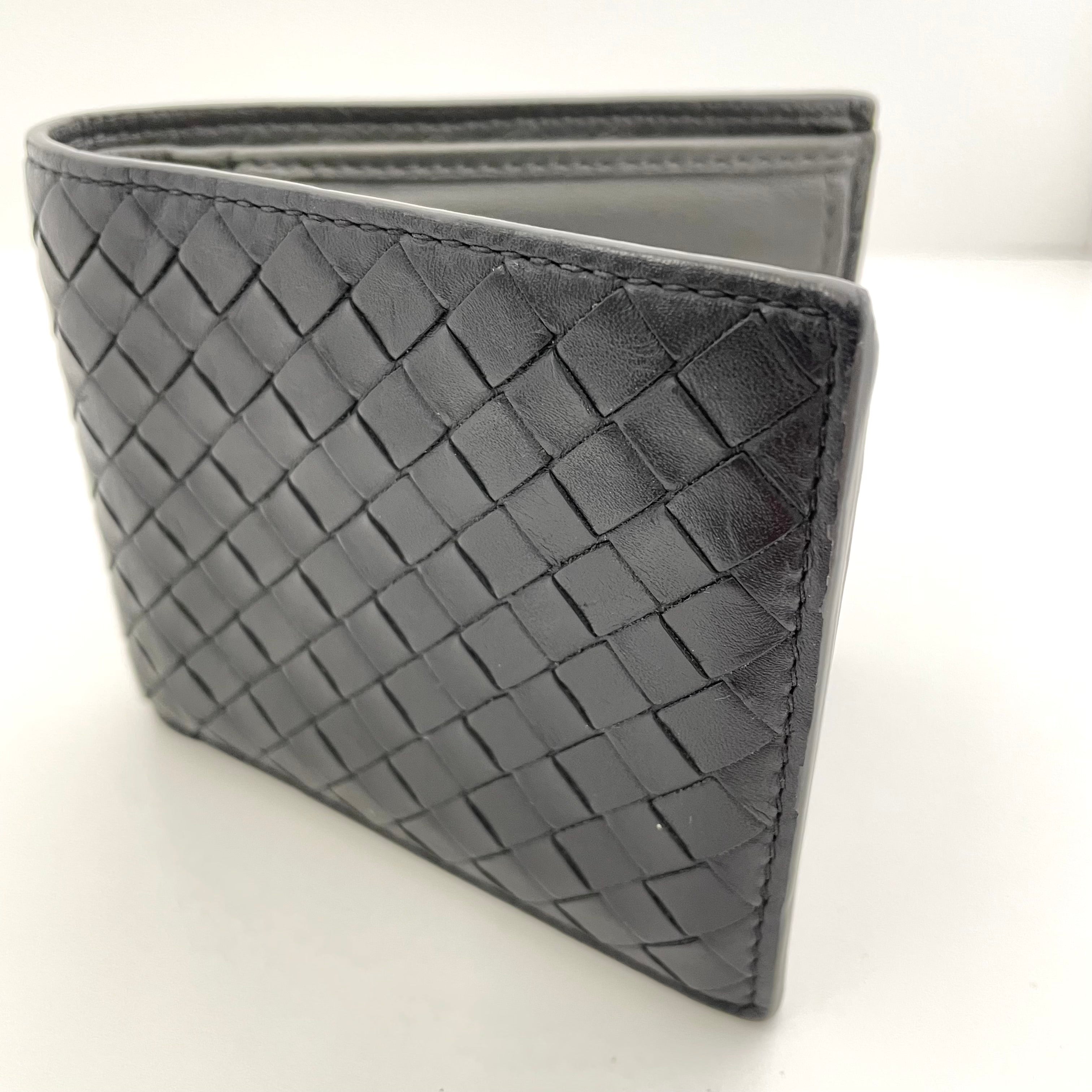 【送料無料】_ BOTTEGA VENETA_(ボッテガヴェネタ)_ 二つ折り財布 _イントレチャート カーフレザー ラムスキン _ブラック ニューライトグレー _193642 V465U 8885 _中古品