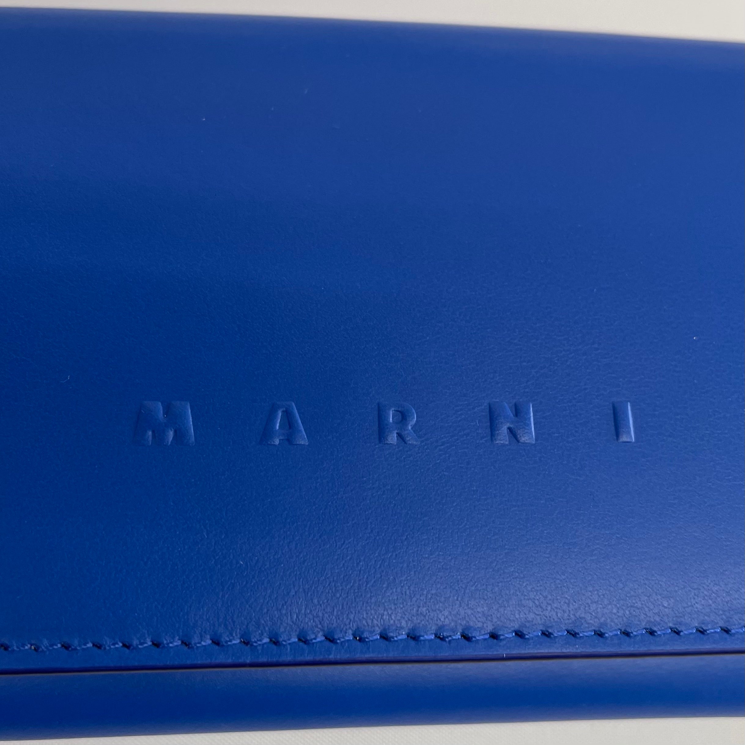 【送料無料】_ MARNI_(マルニ)_レザー製三つ折りウォレット_浮き彫りマルニロゴ入り _PFMI0097QOP529800B57 _未使用品
