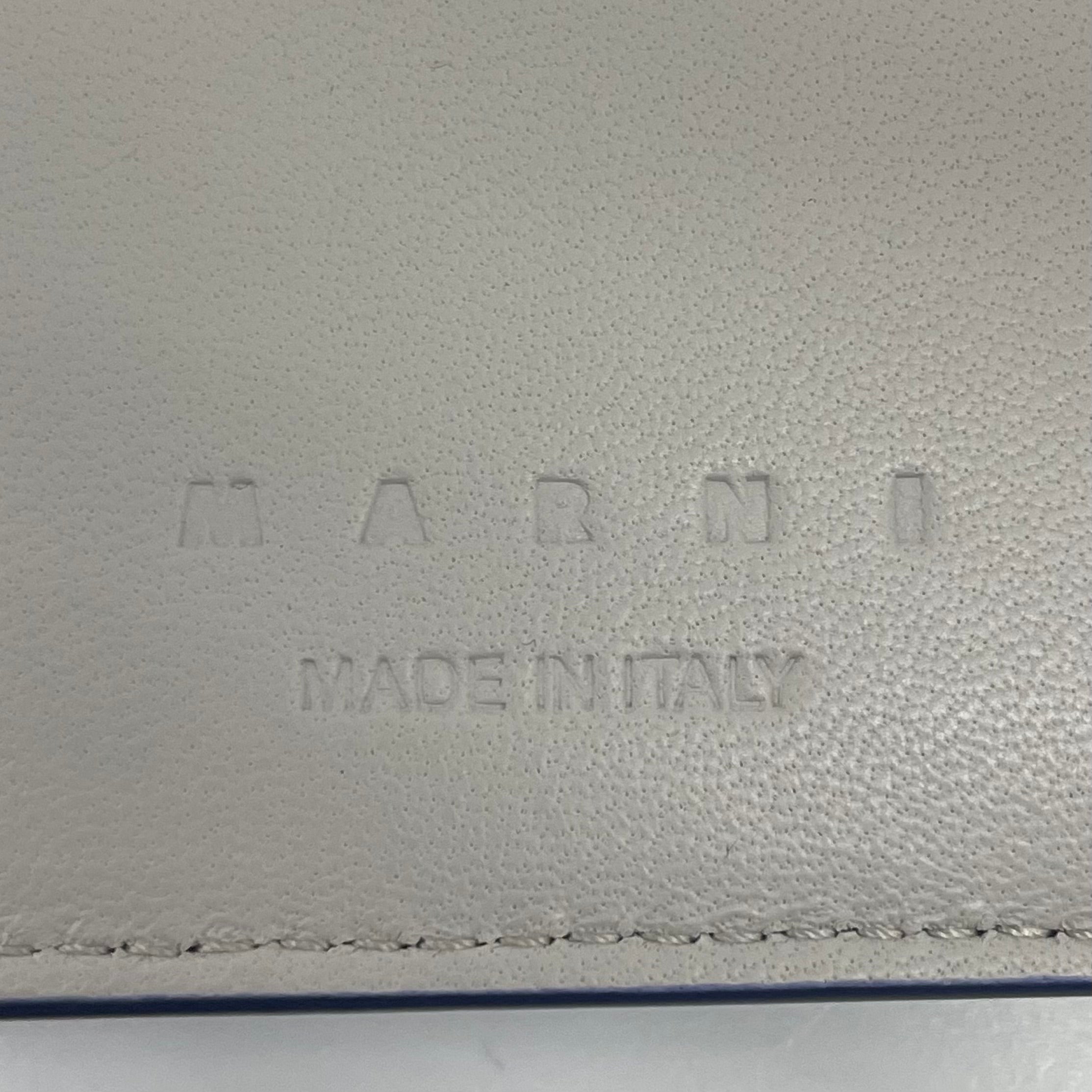 【送料無料】_ MARNI_(マルニ)_レザー製三つ折りウォレット_浮き彫りマルニロゴ入り _PFMI0097QOP529800B57 _未使用品