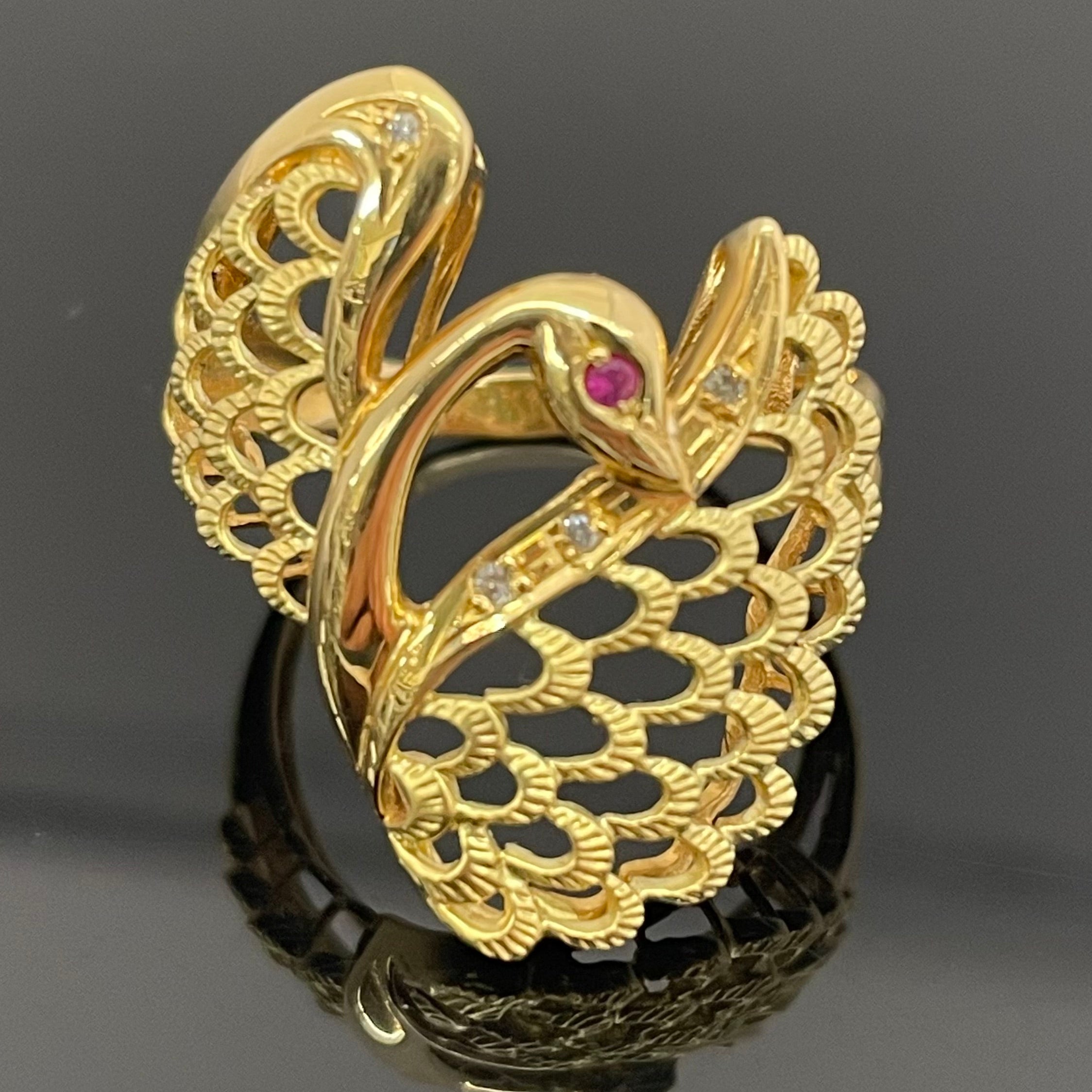 【送料無料】_ ノンブランド_ K18スワンモチーフリング _ルビー/ダイヤモンド付き_中古品