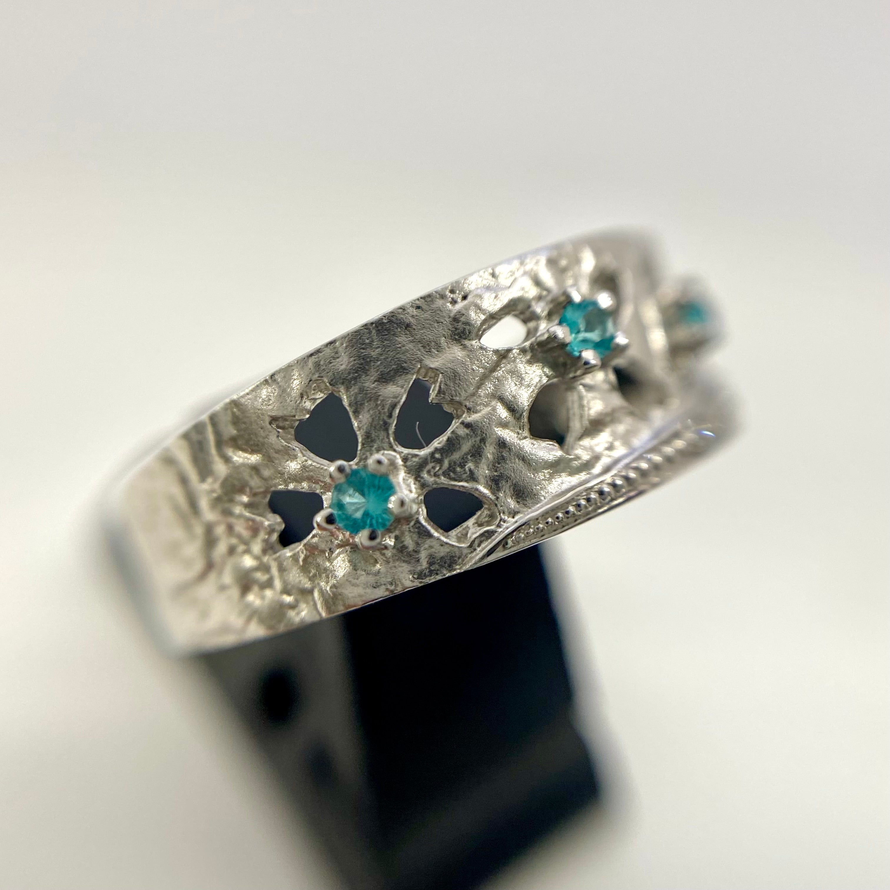 【送料無料】_水野薫子 作家ジュエリー_K18WG FD0.03ct 色石0.06ct_彫金 花びらモチーフ_リング 5.2g_中古品