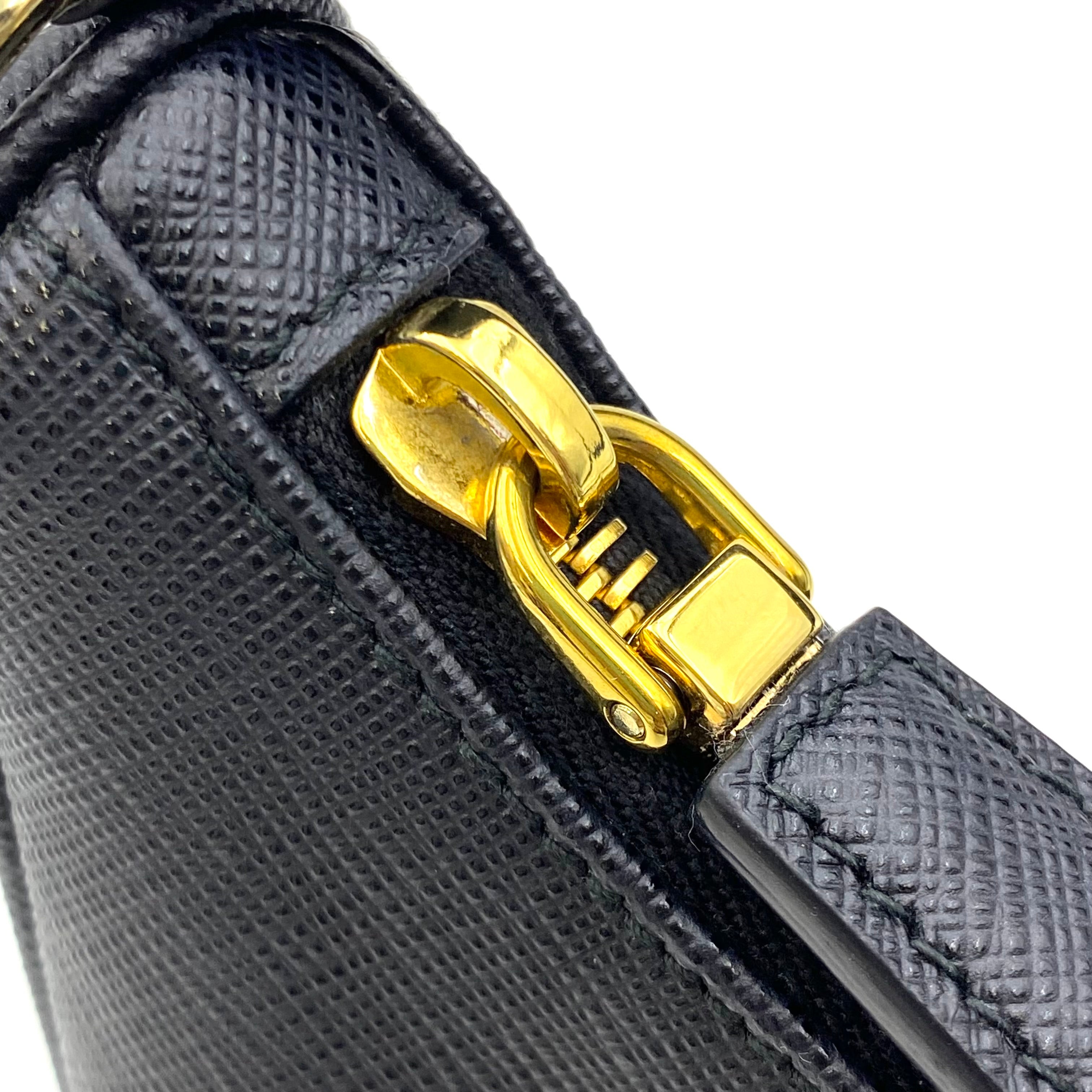 【送料無料】_PRADA_(プラダ)_1BC204_サフィアーノ レザー 黒_ミニバッグ ショルダーバッグ_中古品