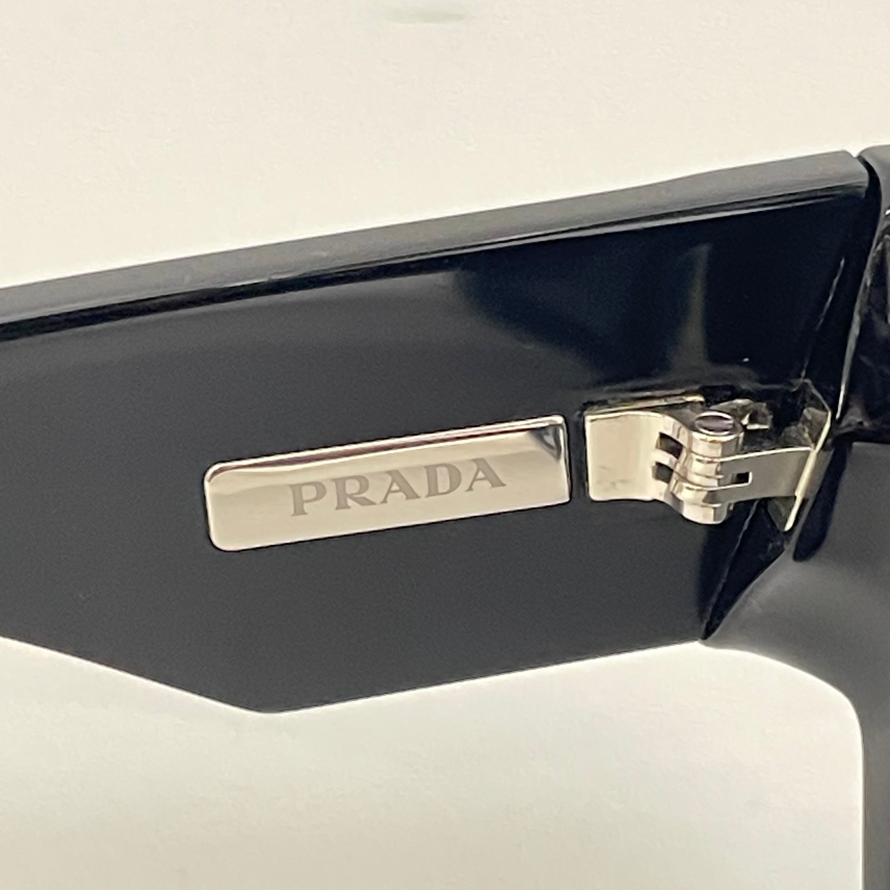 【送料無料】_ PRADA_(プラダ)_トライアングルロゴ サングラス_ SPR10Z_ 中古品