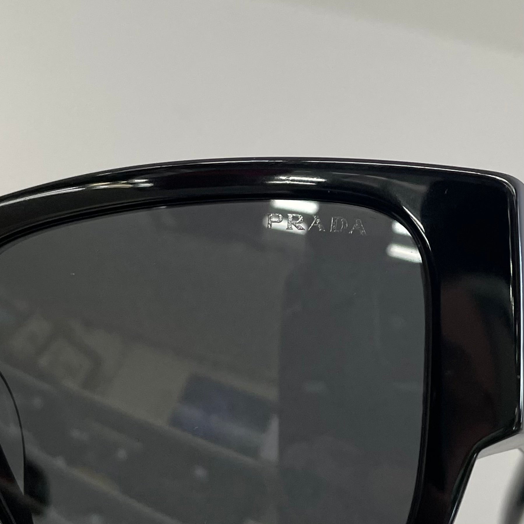 【送料無料】_ PRADA_(プラダ)_トライアングルロゴ サングラス_ SPR10Z_ 中古品