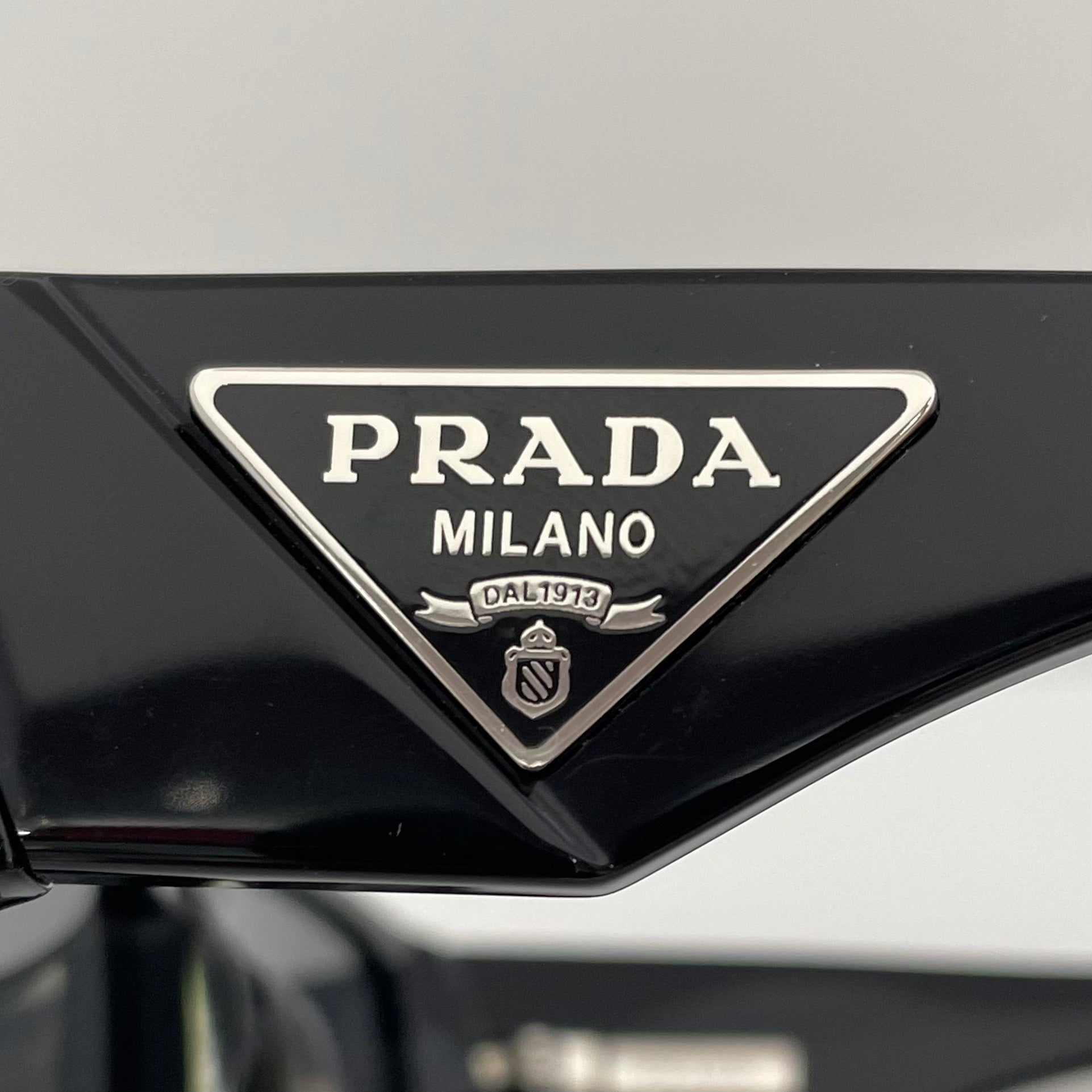 【送料無料】_ PRADA_(プラダ)_トライアングルロゴ サングラス_ SPR10Z_ 中古品