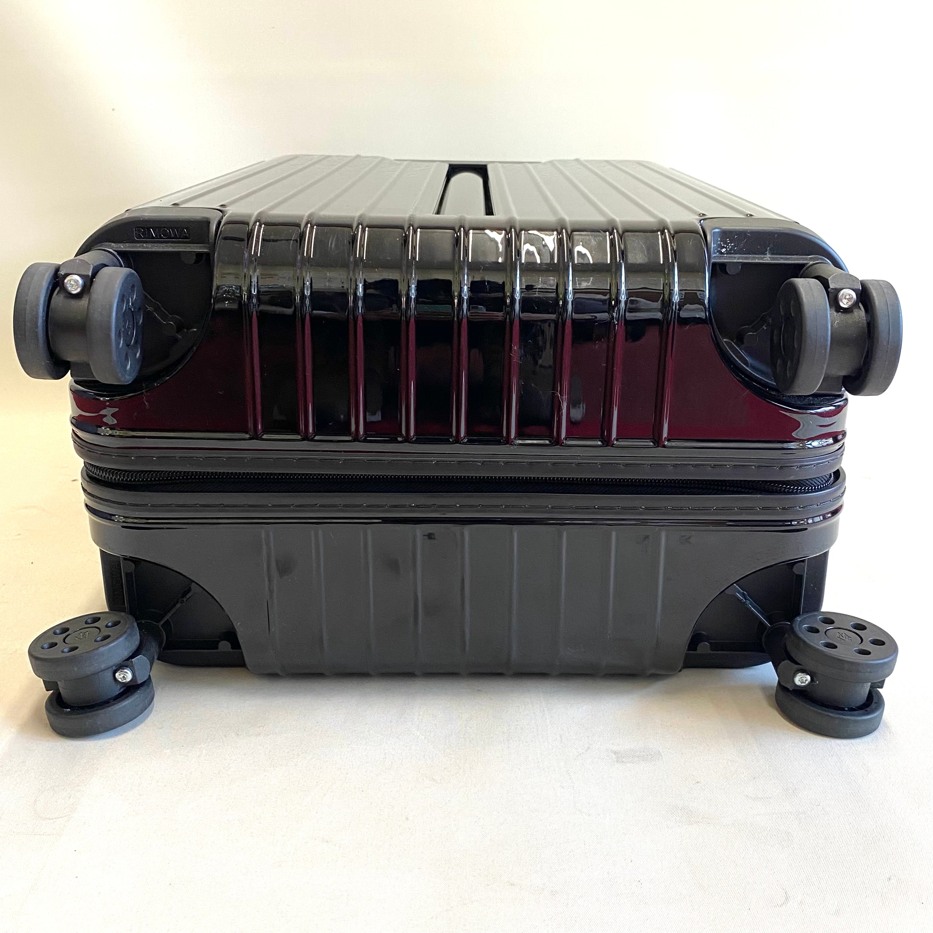 【送料無料】_RIMOWA(リモワ)_Essential Lite エッセンシャルライト_キャビン 82353621_黒 37L スーツケース_中古品