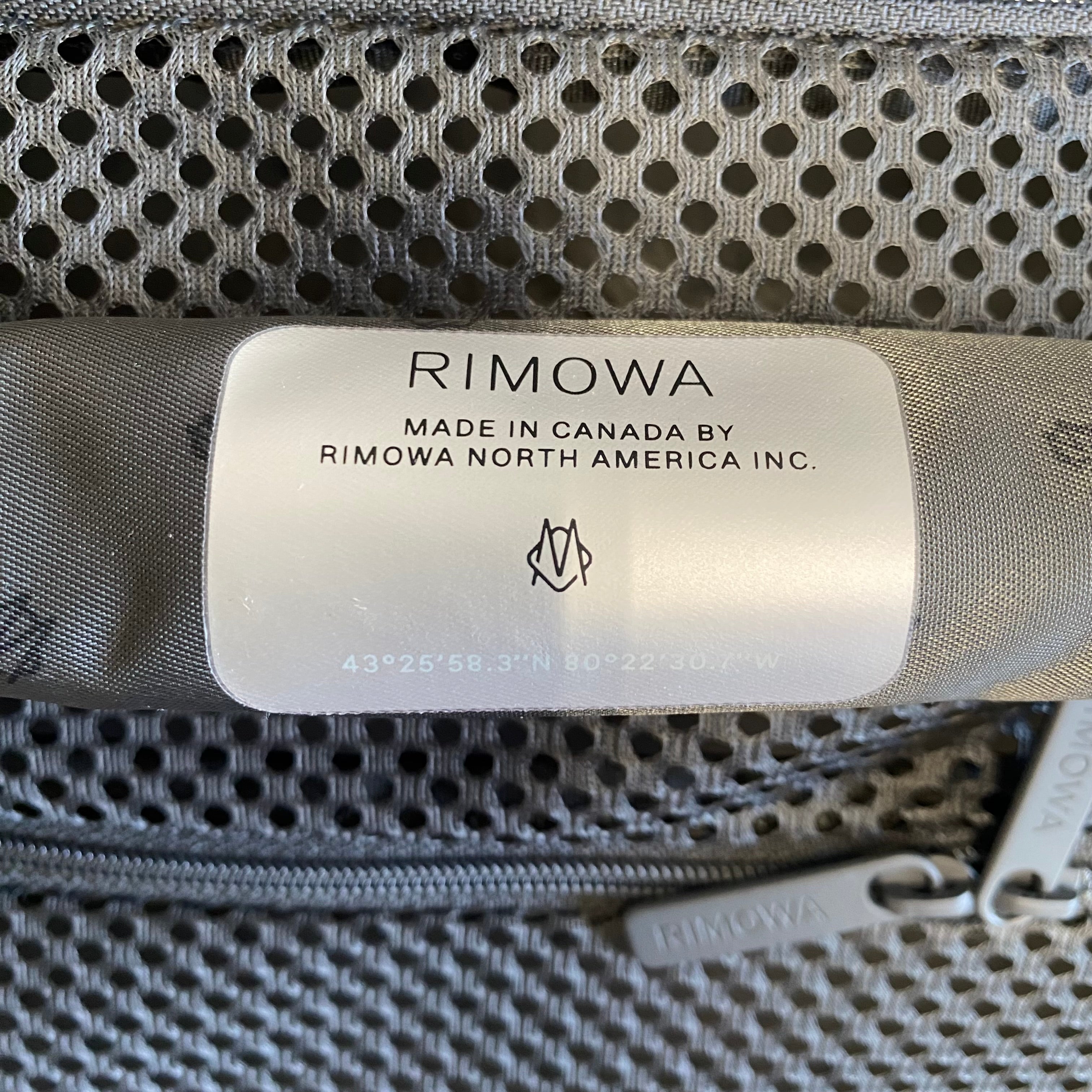 【送料無料】_RIMOWA(リモワ)_Essential Lite エッセンシャルライト_キャビン 82353621_黒 37L スーツケース_中古品