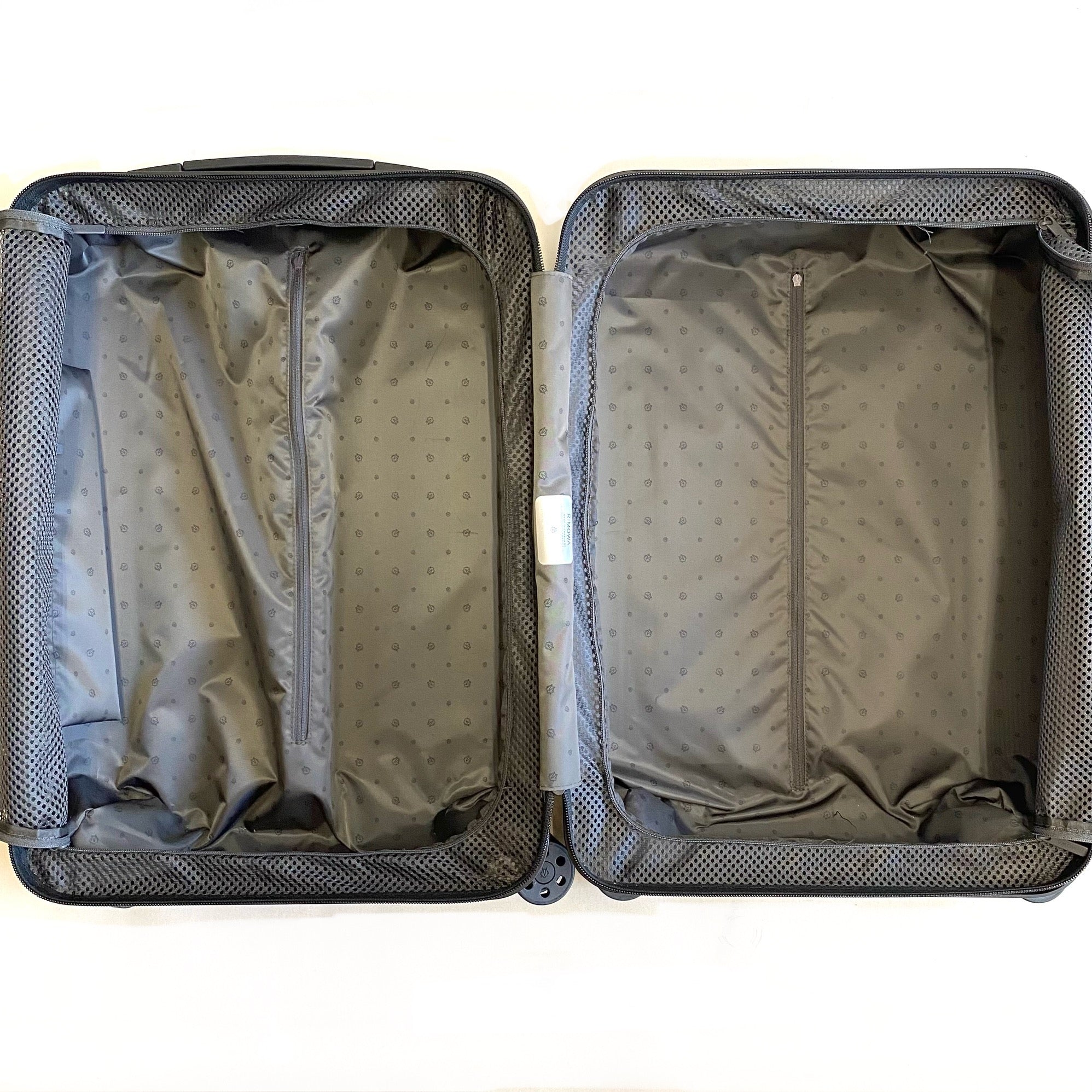 【送料無料】_RIMOWA(リモワ)_Essential Lite エッセンシャルライト_キャビン 82353621_黒 37L スーツケース_中古品