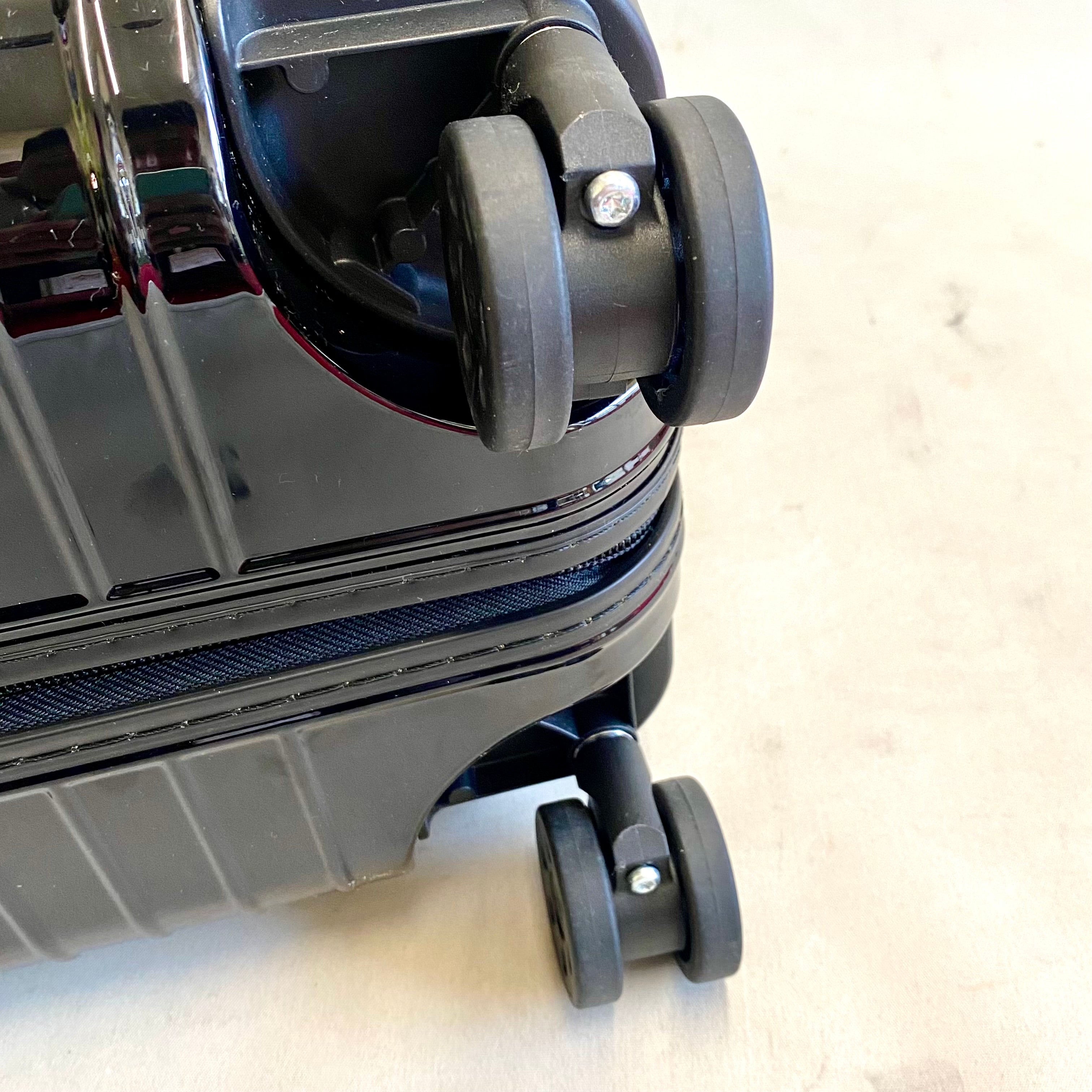 【送料無料】_RIMOWA(リモワ)_Essential Lite エッセンシャルライト_キャビン 82353621_黒 37L スーツケース_中古品