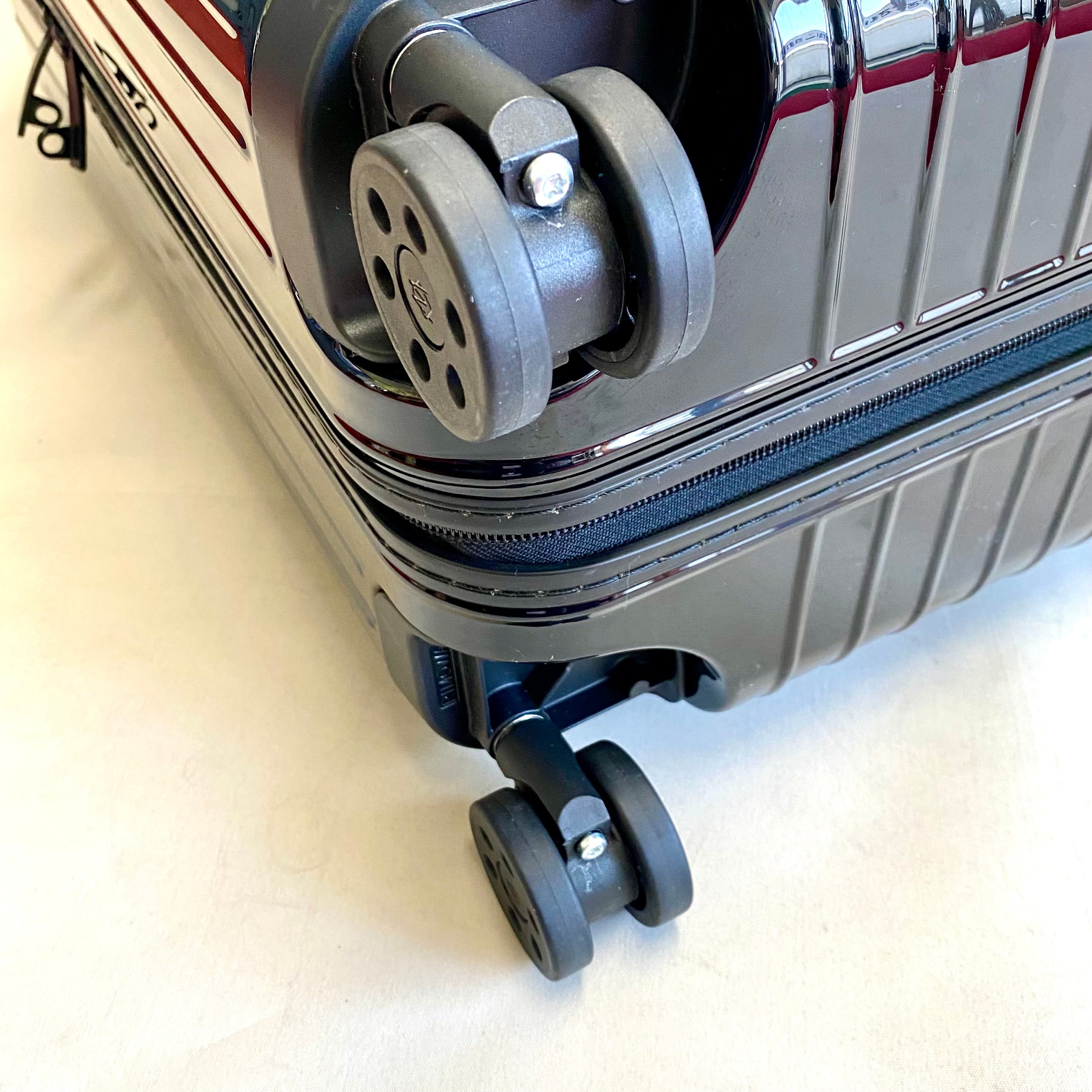 【送料無料】_RIMOWA(リモワ)_Essential Lite エッセンシャルライト_キャビン 82353621_黒 37L スーツケース_中古品