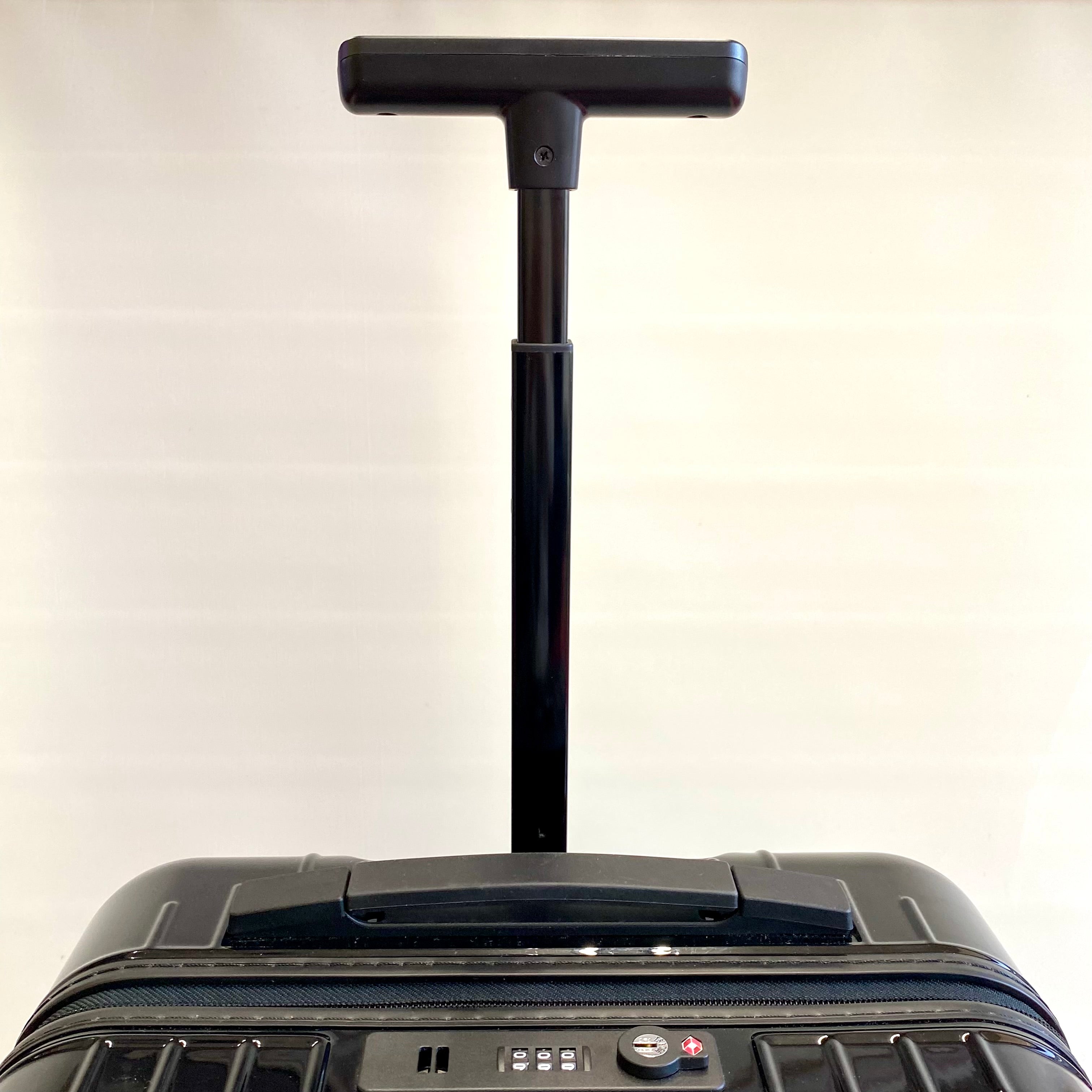 【送料無料】_RIMOWA(リモワ)_Essential Lite エッセンシャルライト_キャビン 82353621_黒 37L スーツケース_中古品