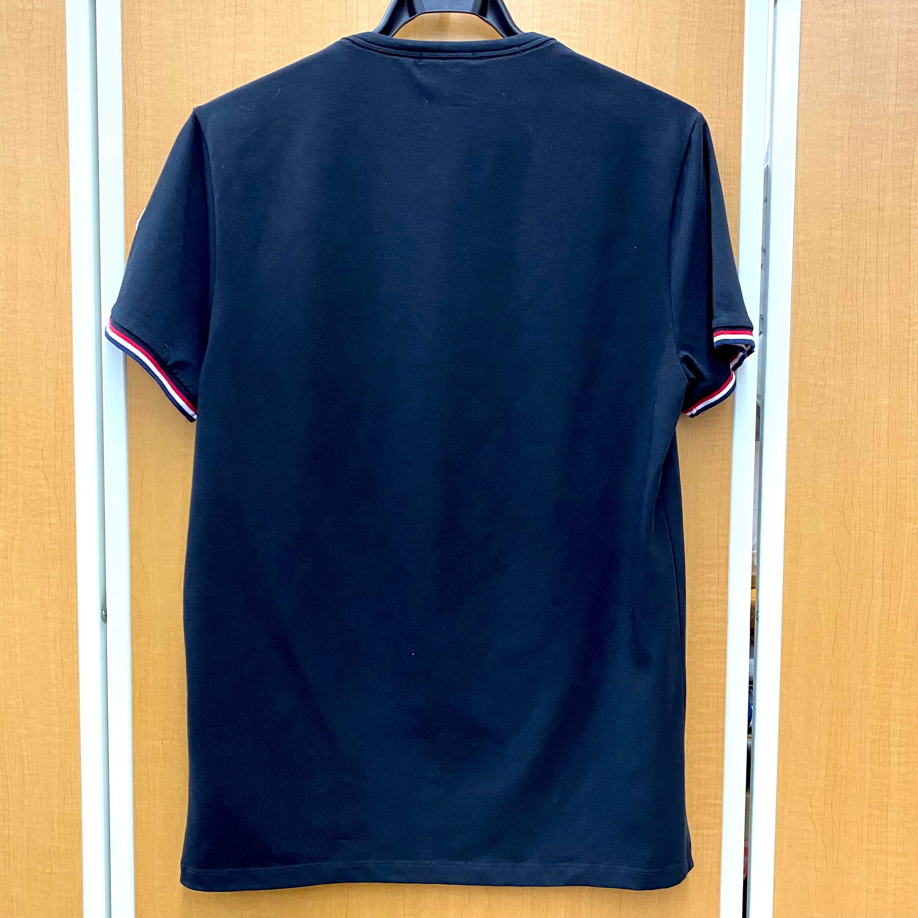 【送料無料】_ MONCLER_(モンクレール)_メンズVネックコットンTシャツ_ MAGLIA SLIMFIT_ ブラック Mサイズ_中古品