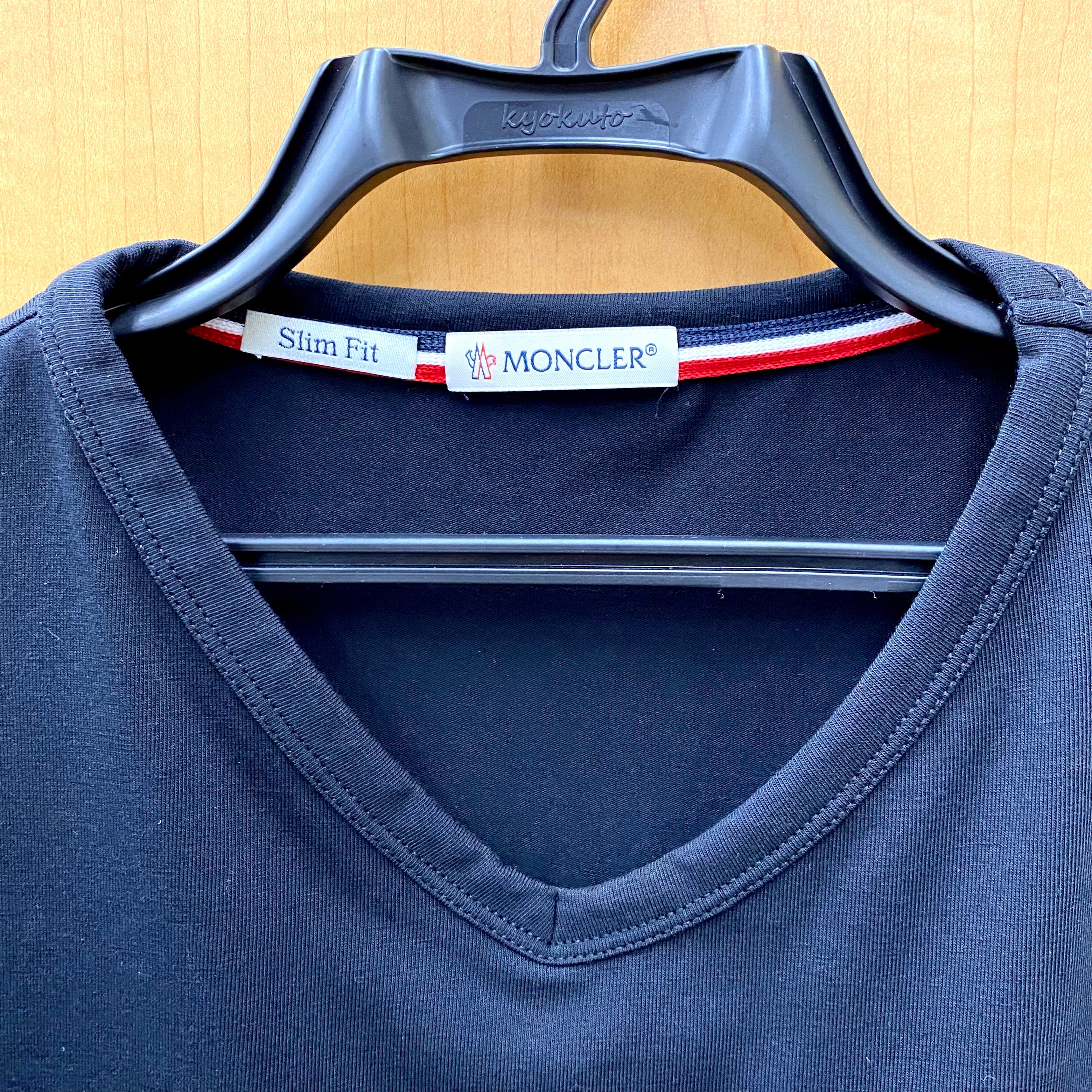 【送料無料】_ MONCLER_(モンクレール)_メンズVネックコットンTシャツ_ MAGLIA SLIMFIT_ ブラック Mサイズ_中古品