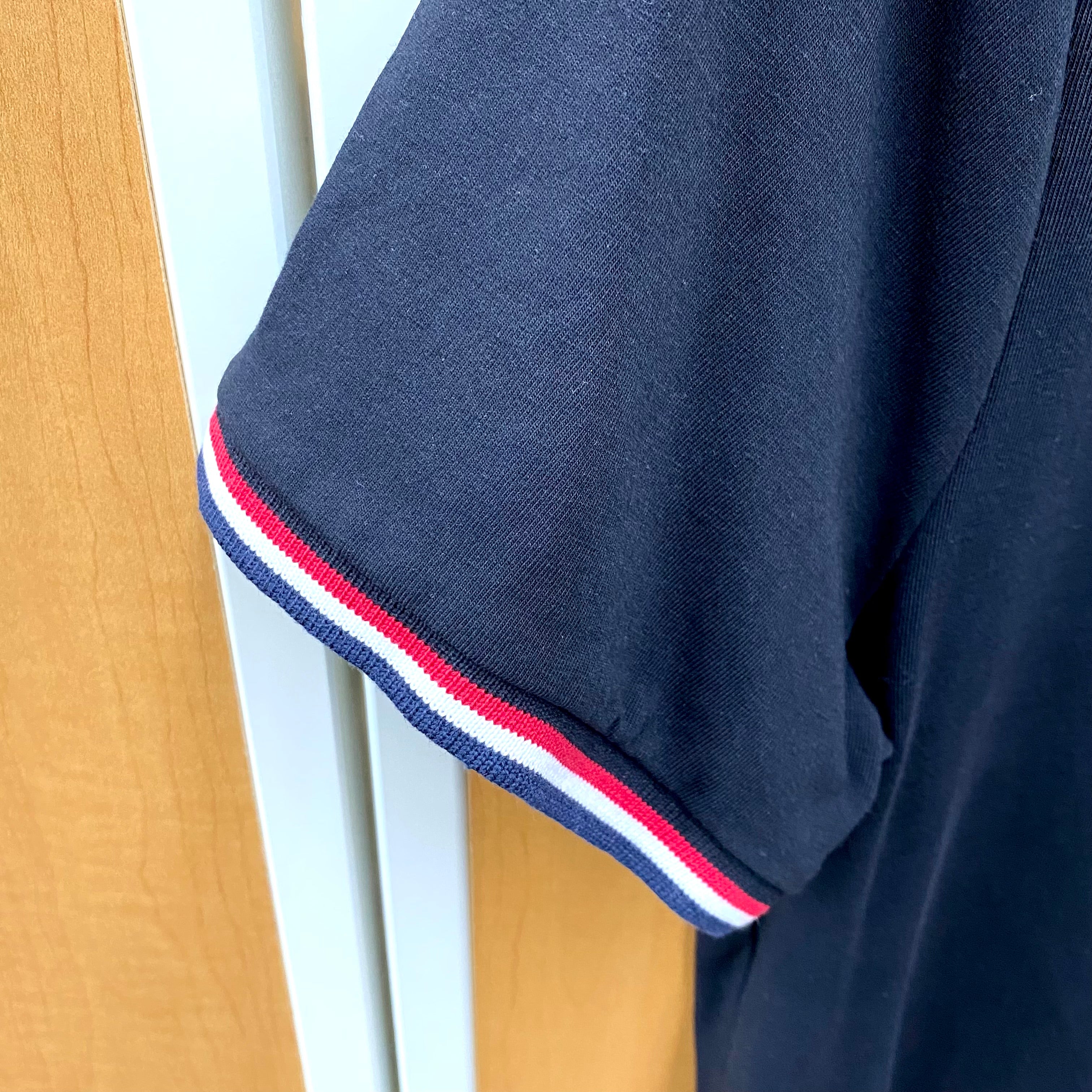 【送料無料】_ MONCLER_(モンクレール)_メンズVネックコットンTシャツ_ MAGLIA SLIMFIT_ ブラック Mサイズ_中古品