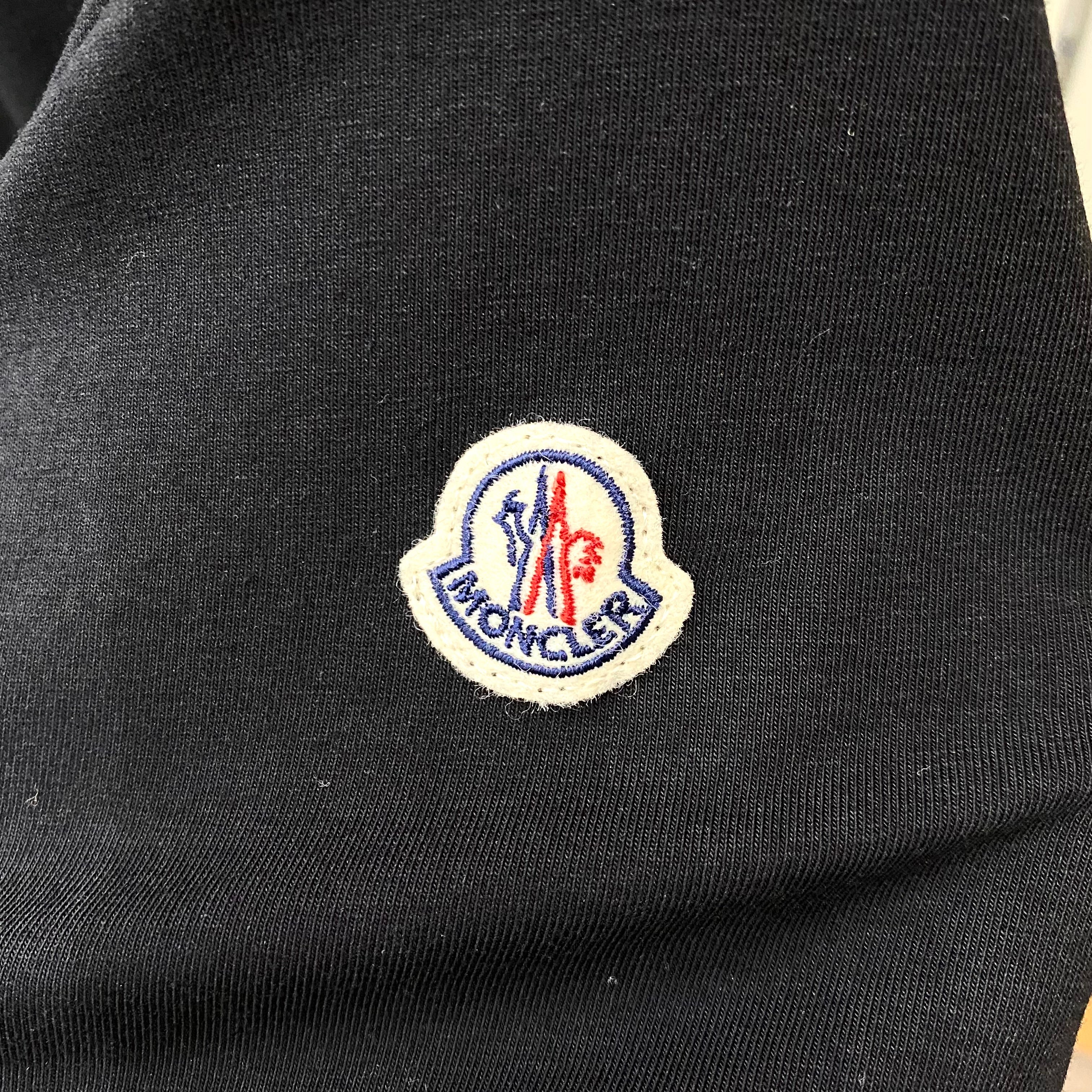 【送料無料】_ MONCLER_(モンクレール)_メンズVネックコットンTシャツ_ MAGLIA SLIMFIT_ ブラック Mサイズ_中古品