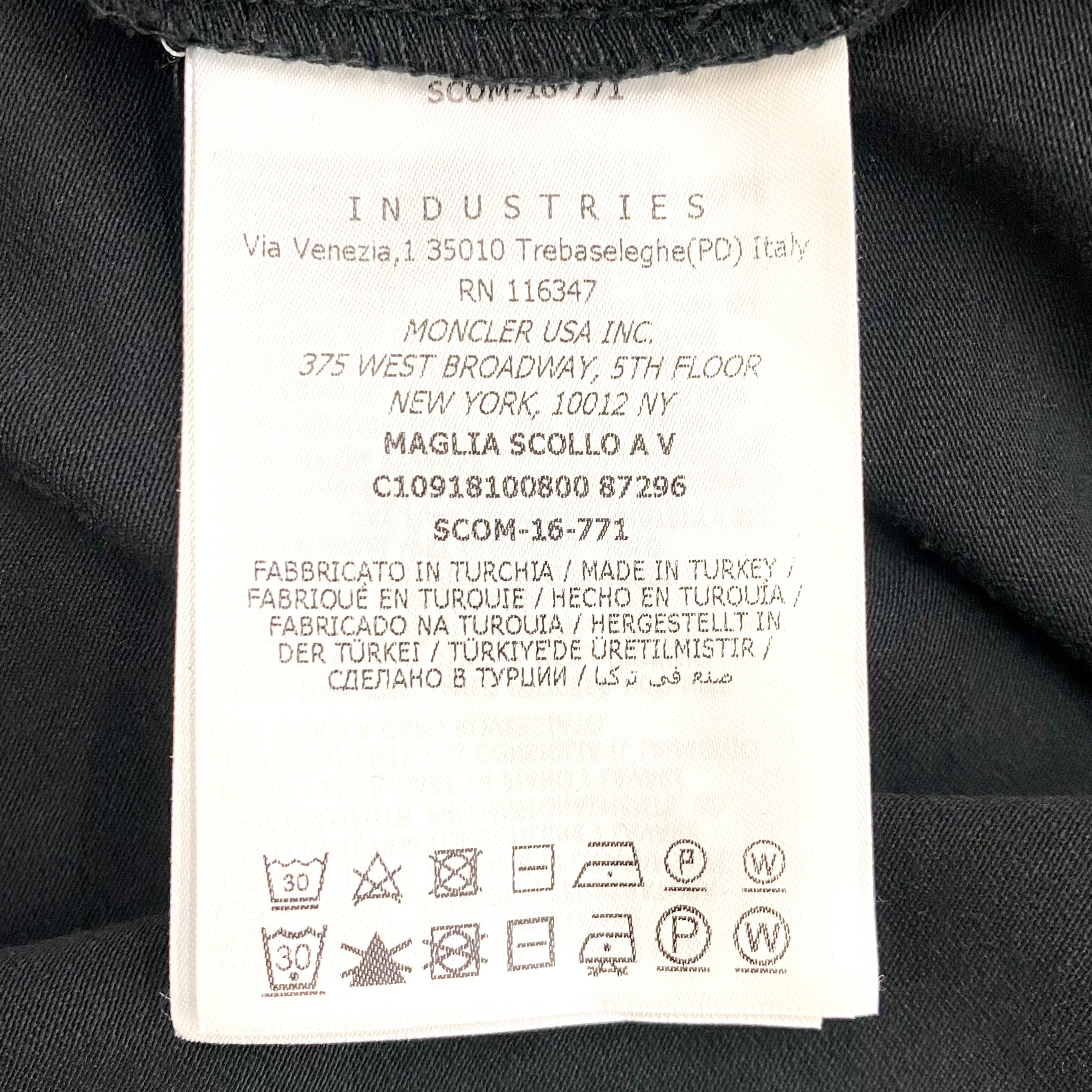 【送料無料】_ MONCLER_(モンクレール)_メンズVネックコットンTシャツ_ MAGLIA SLIMFIT_ ブラック Mサイズ_中古品