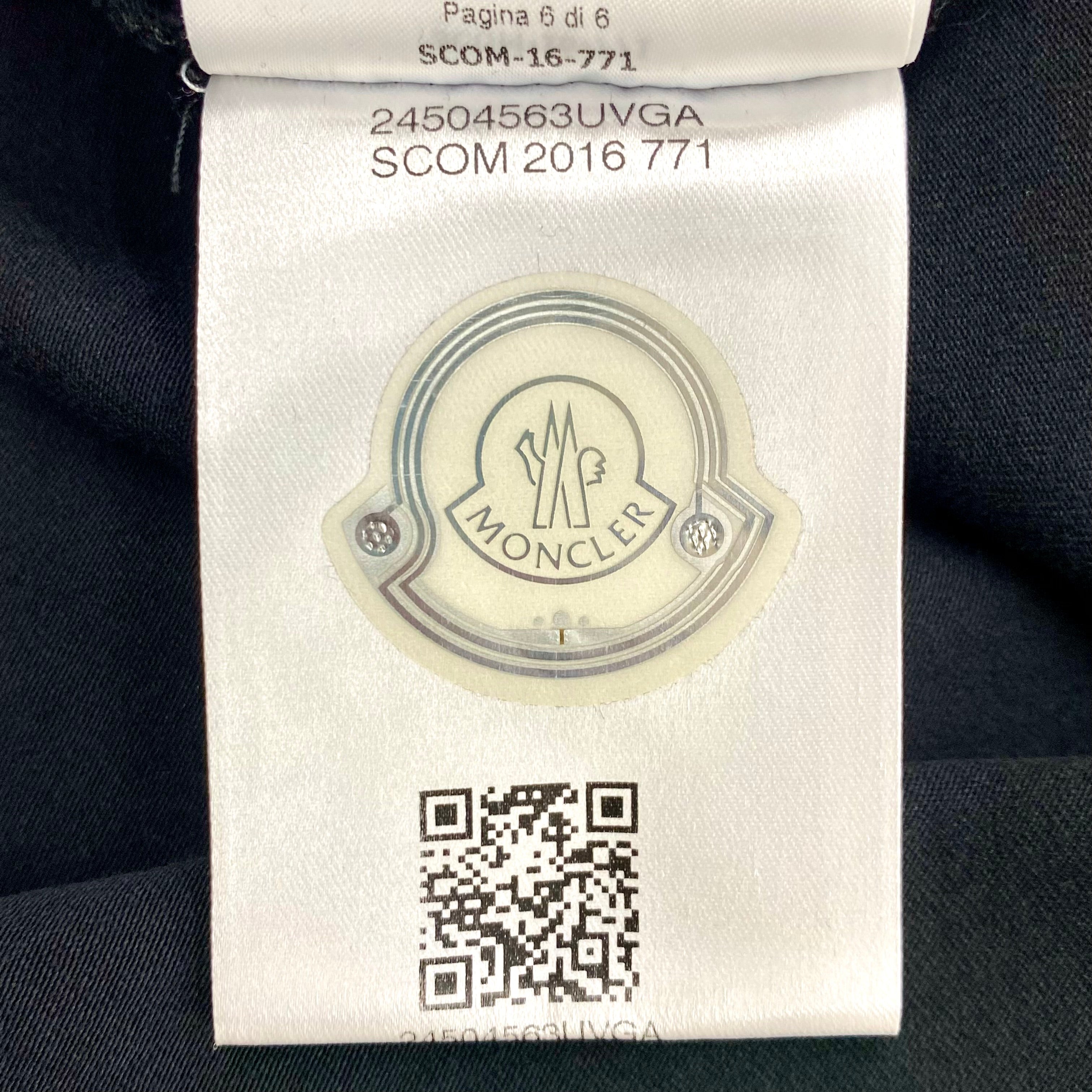 【送料無料】_ MONCLER_(モンクレール)_メンズVネックコットンTシャツ_ MAGLIA SLIMFIT_ ブラック Mサイズ_中古品