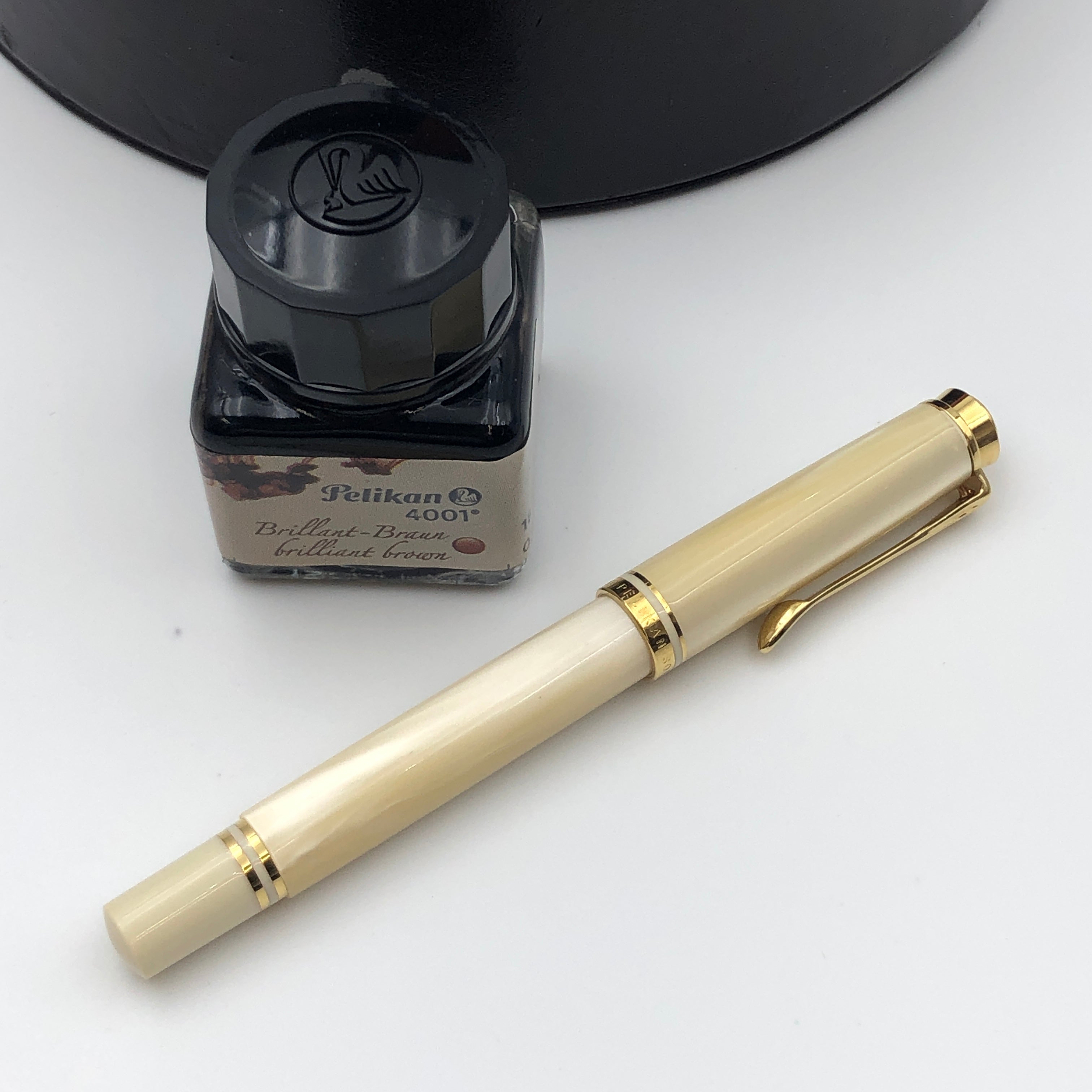 【送料無料】_Pelikan _(ペリカン)_万年筆 M320_ スーベレーン パールホワイト 特別生産品 _14C-585 F GERMANY _中古品