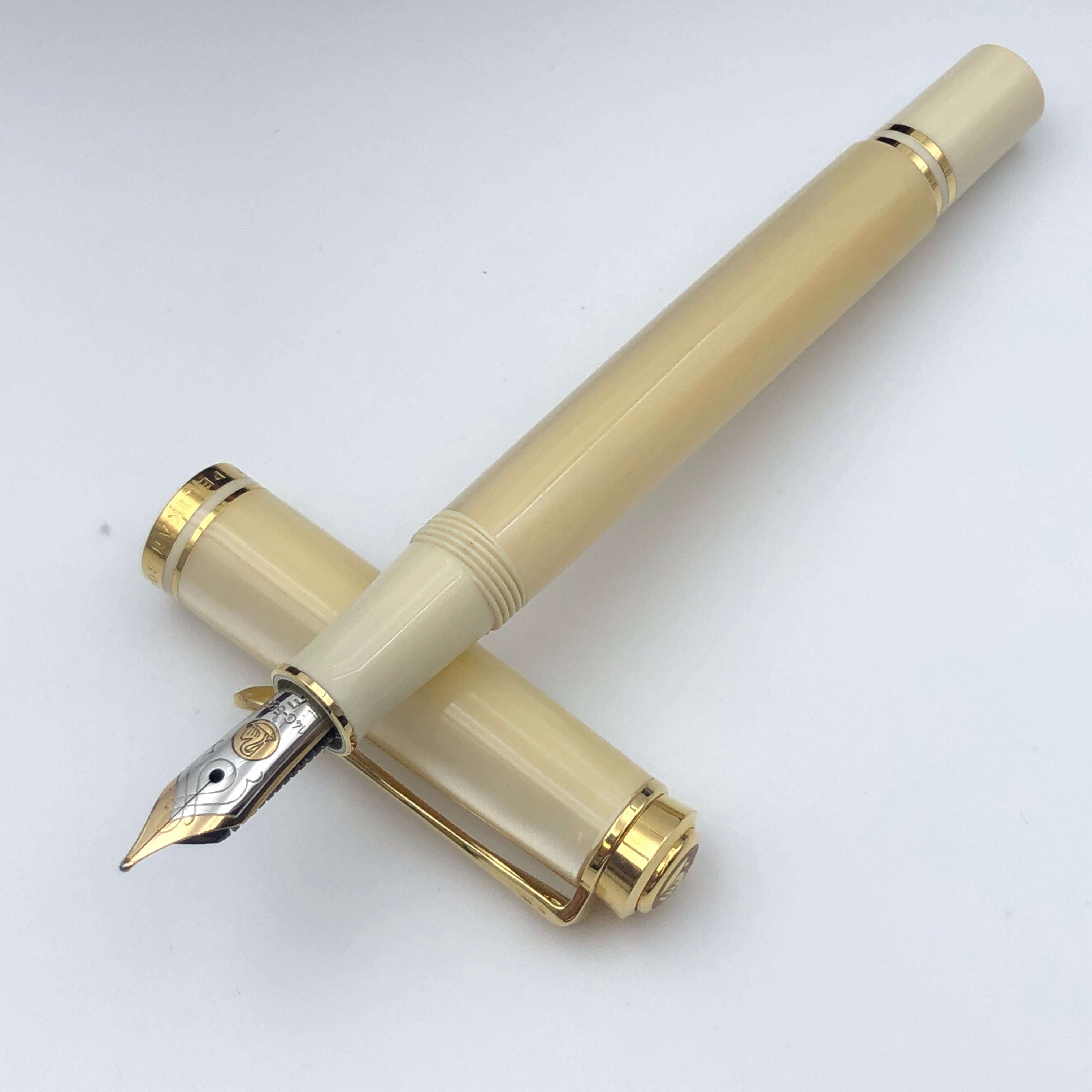 【送料無料】_Pelikan _(ペリカン)_万年筆 M320_ スーベレーン パールホワイト 特別生産品 _14C-585 F GERMANY _中古品