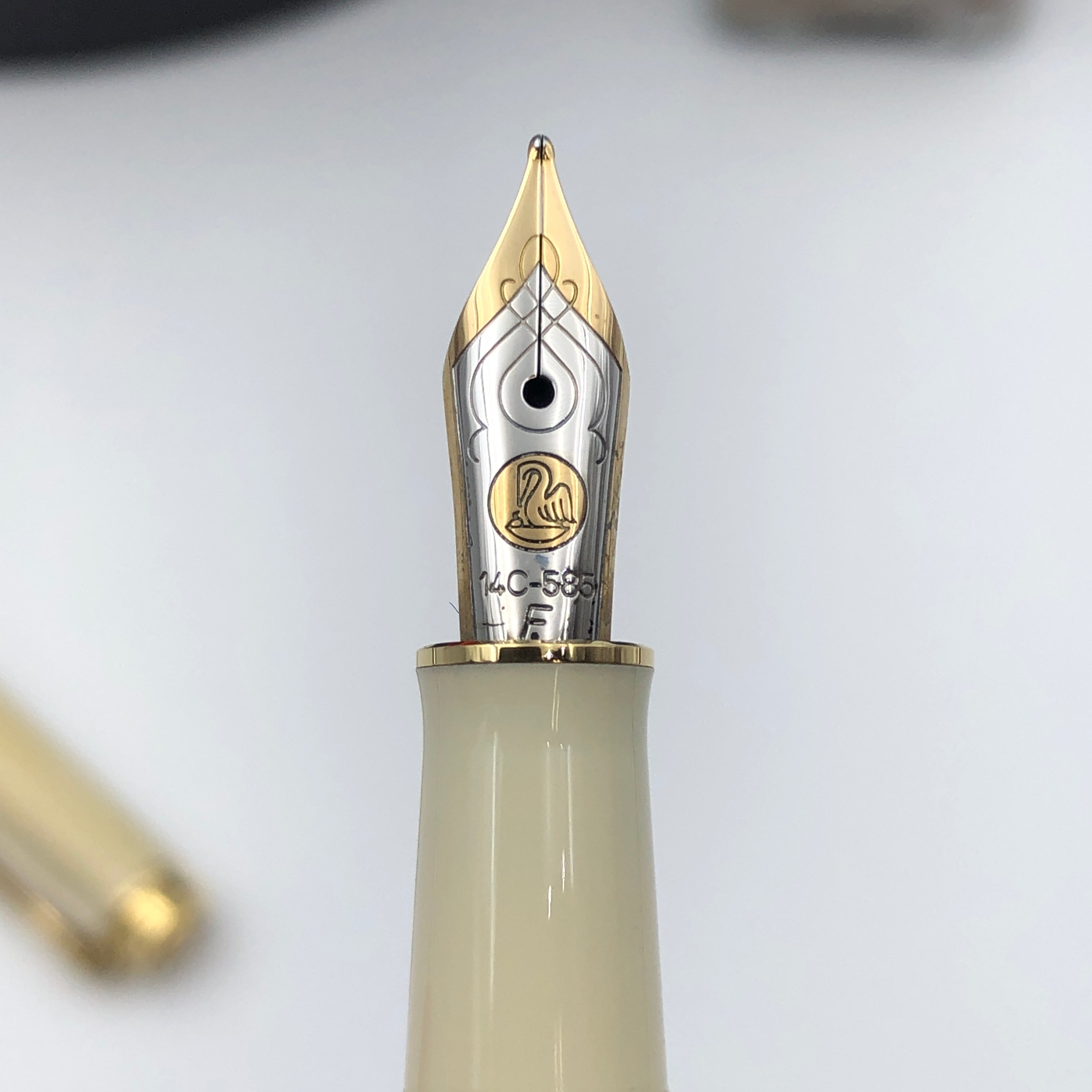 【送料無料】_Pelikan _(ペリカン)_万年筆 M320_ スーベレーン パールホワイト 特別生産品 _14C-585 F GERMANY _中古品