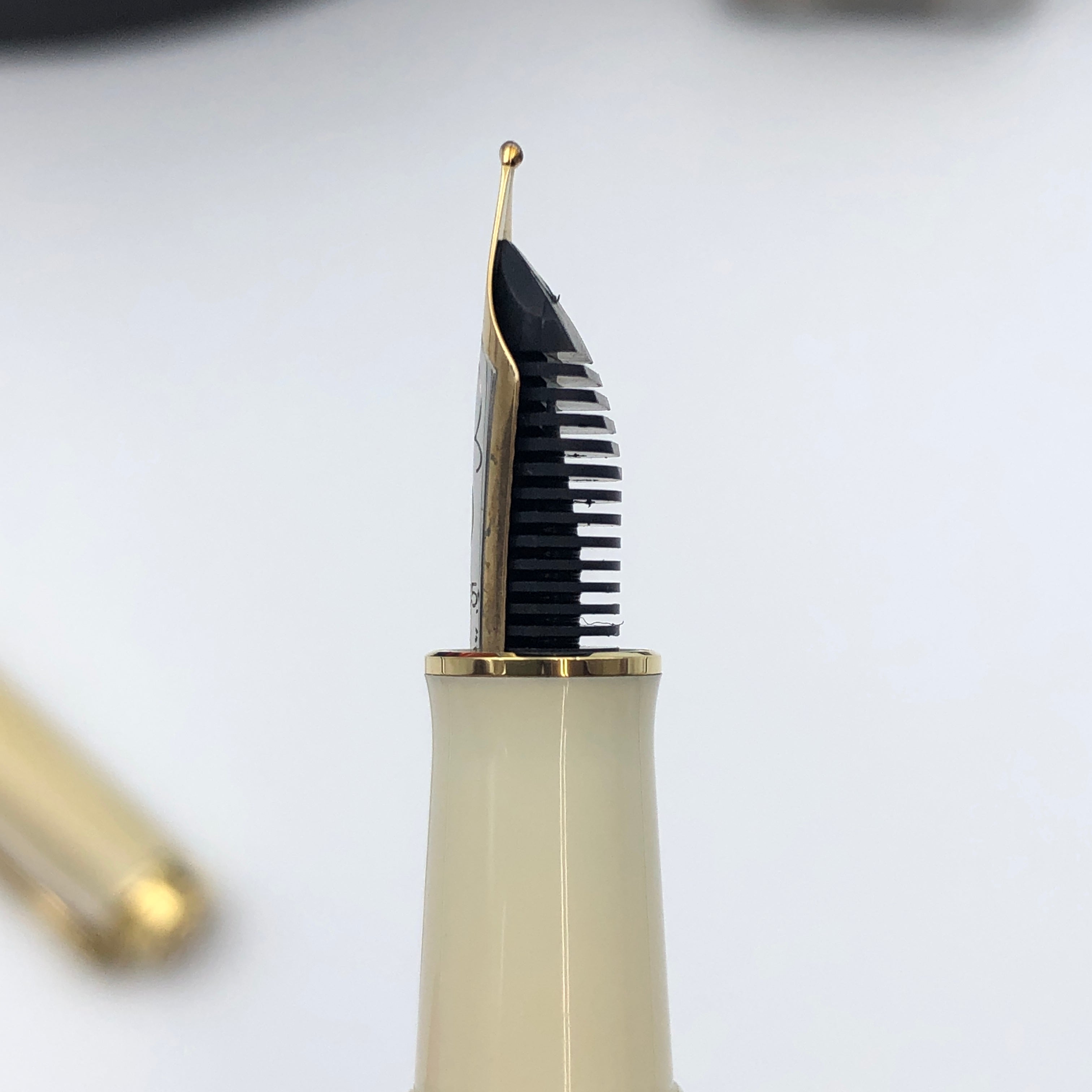 【送料無料】_Pelikan _(ペリカン)_万年筆 M320_ スーベレーン パールホワイト 特別生産品 _14C-585 F GERMANY _中古品