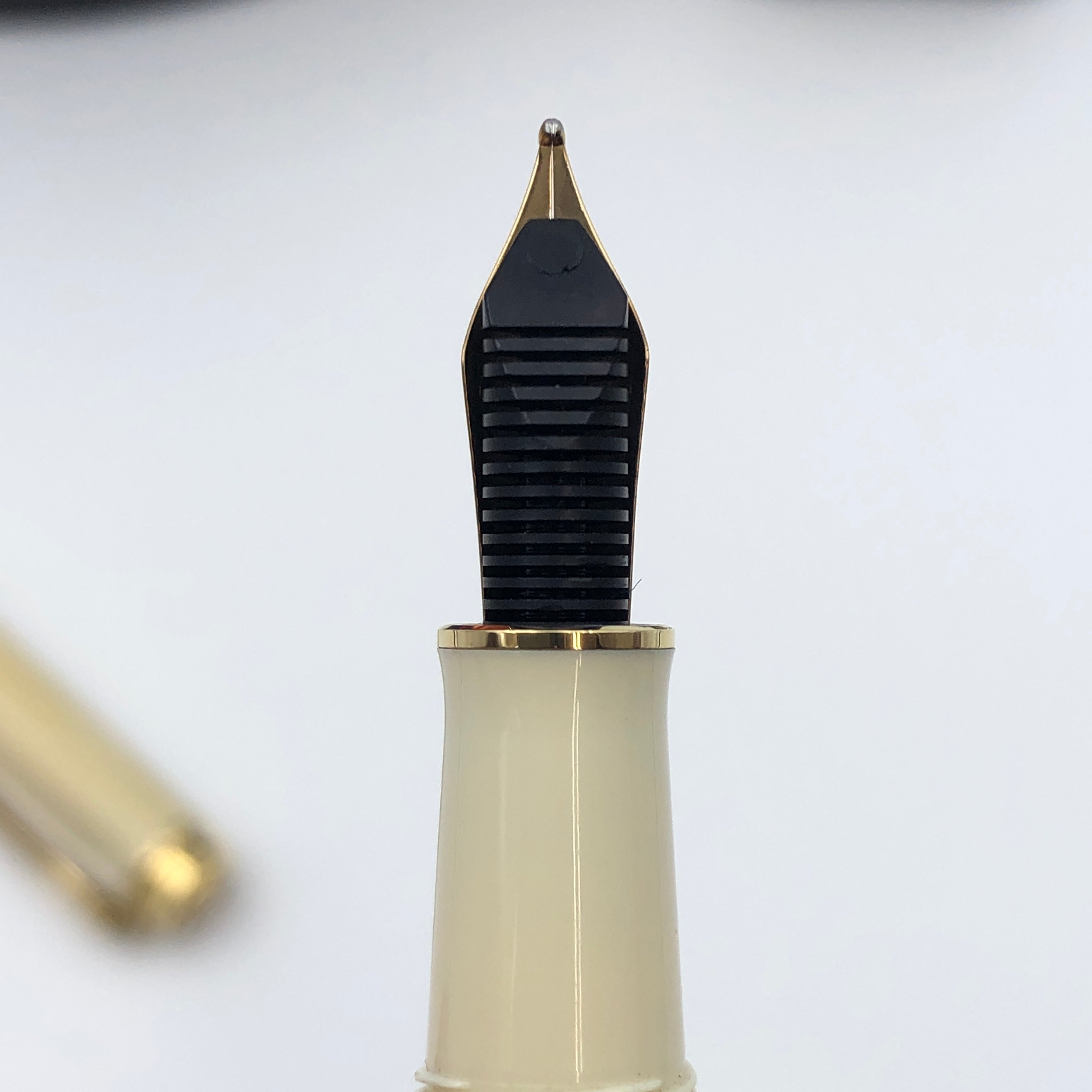 【送料無料】_Pelikan _(ペリカン)_万年筆 M320_ スーベレーン パールホワイト 特別生産品 _14C-585 F GERMANY _中古品