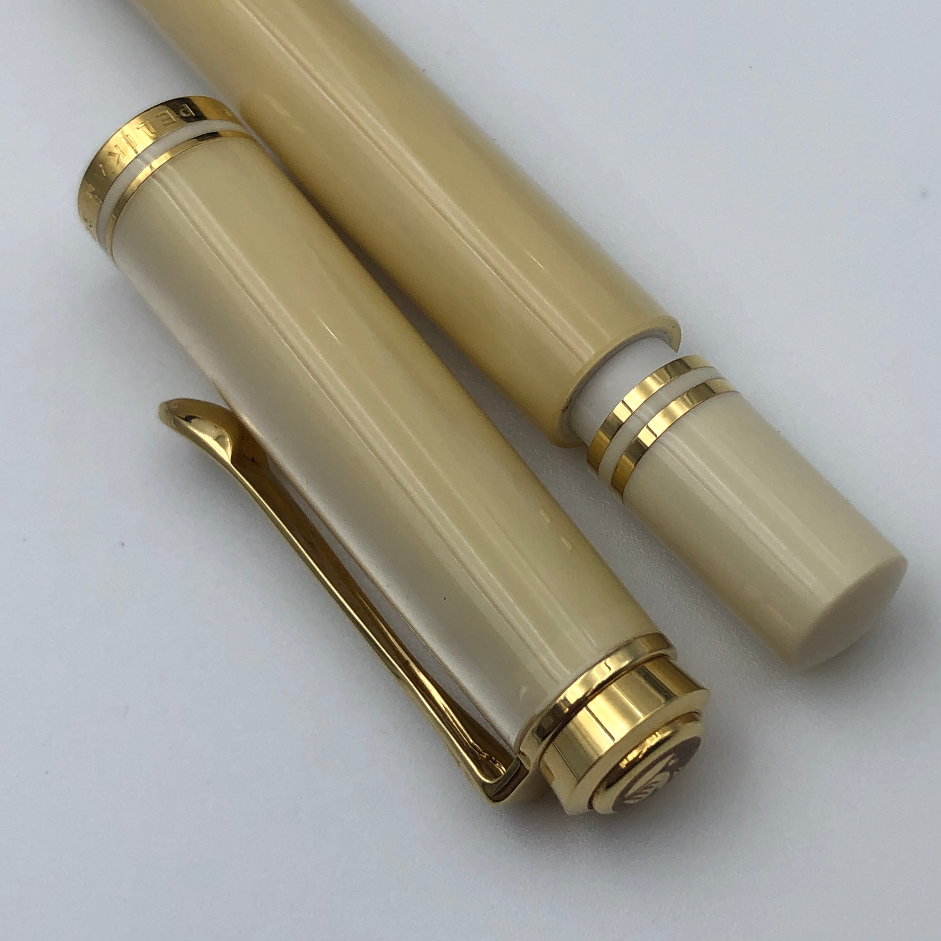 【送料無料】_Pelikan _(ペリカン)_万年筆 M320_ スーベレーン パールホワイト 特別生産品 _14C-585 F GERMANY _中古品