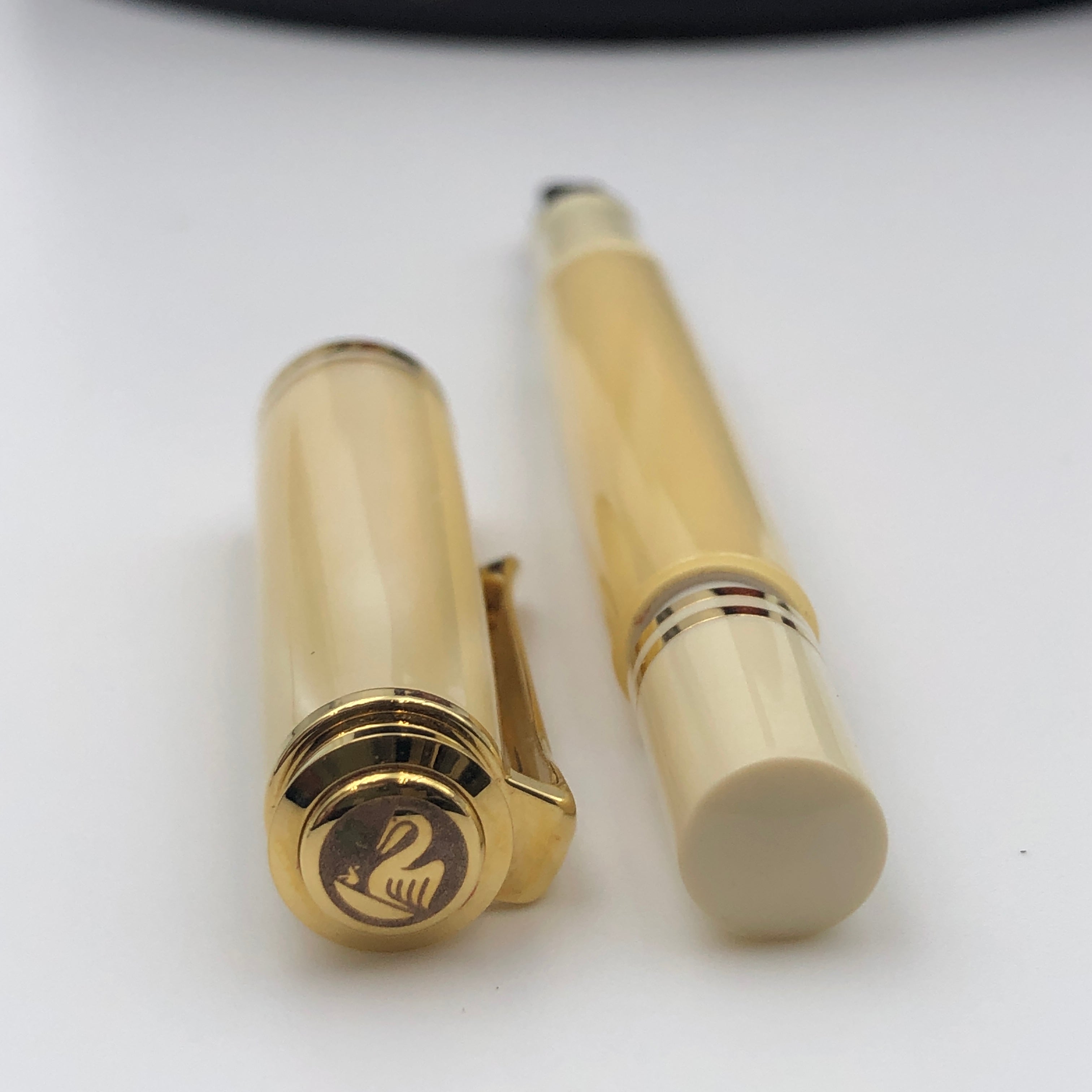 【送料無料】_Pelikan _(ペリカン)_万年筆 M320_ スーベレーン パールホワイト 特別生産品 _14C-585 F GERMANY _中古品