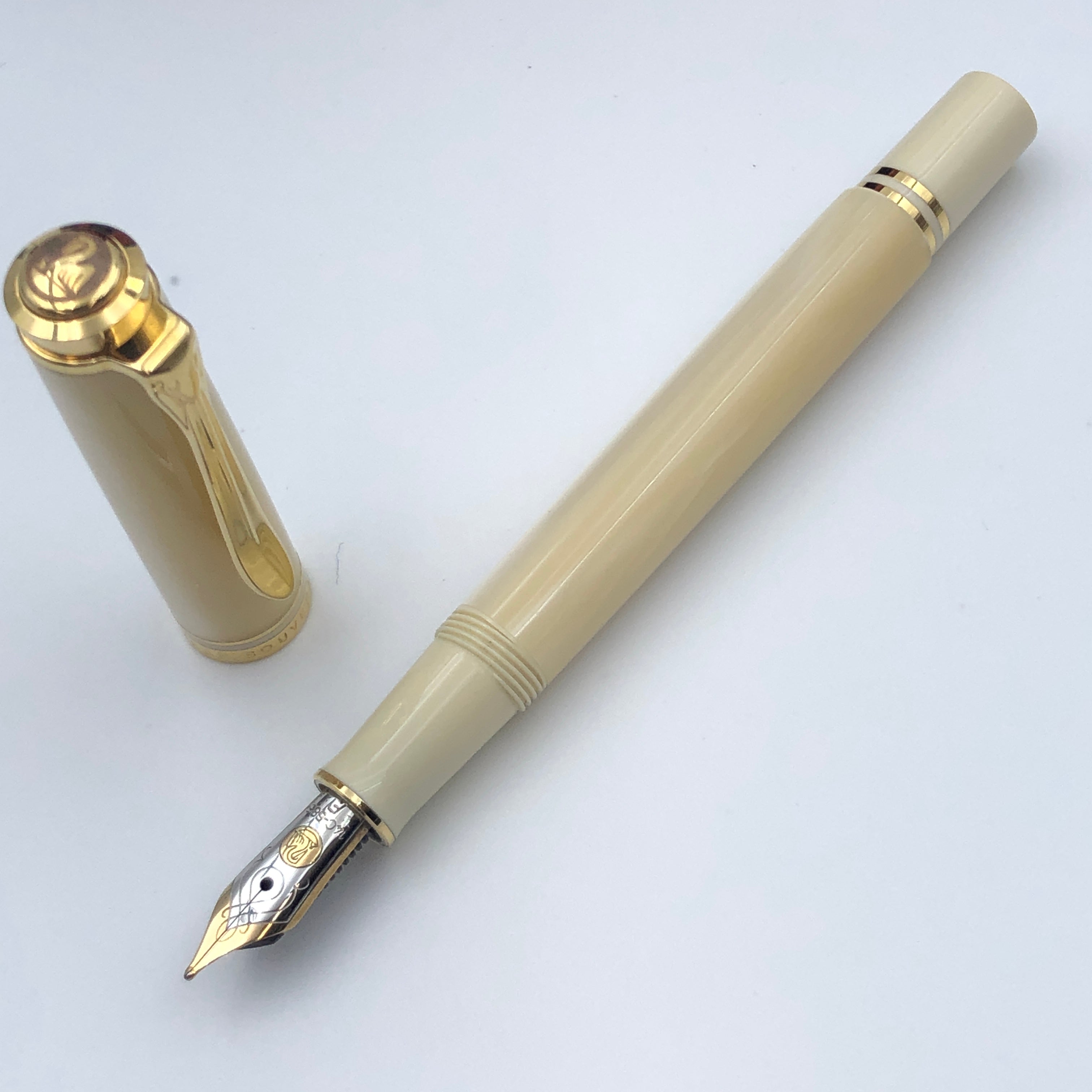 【送料無料】_Pelikan _(ペリカン)_万年筆 M320_ スーベレーン パールホワイト 特別生産品 _14C-585 F GERMANY _中古品