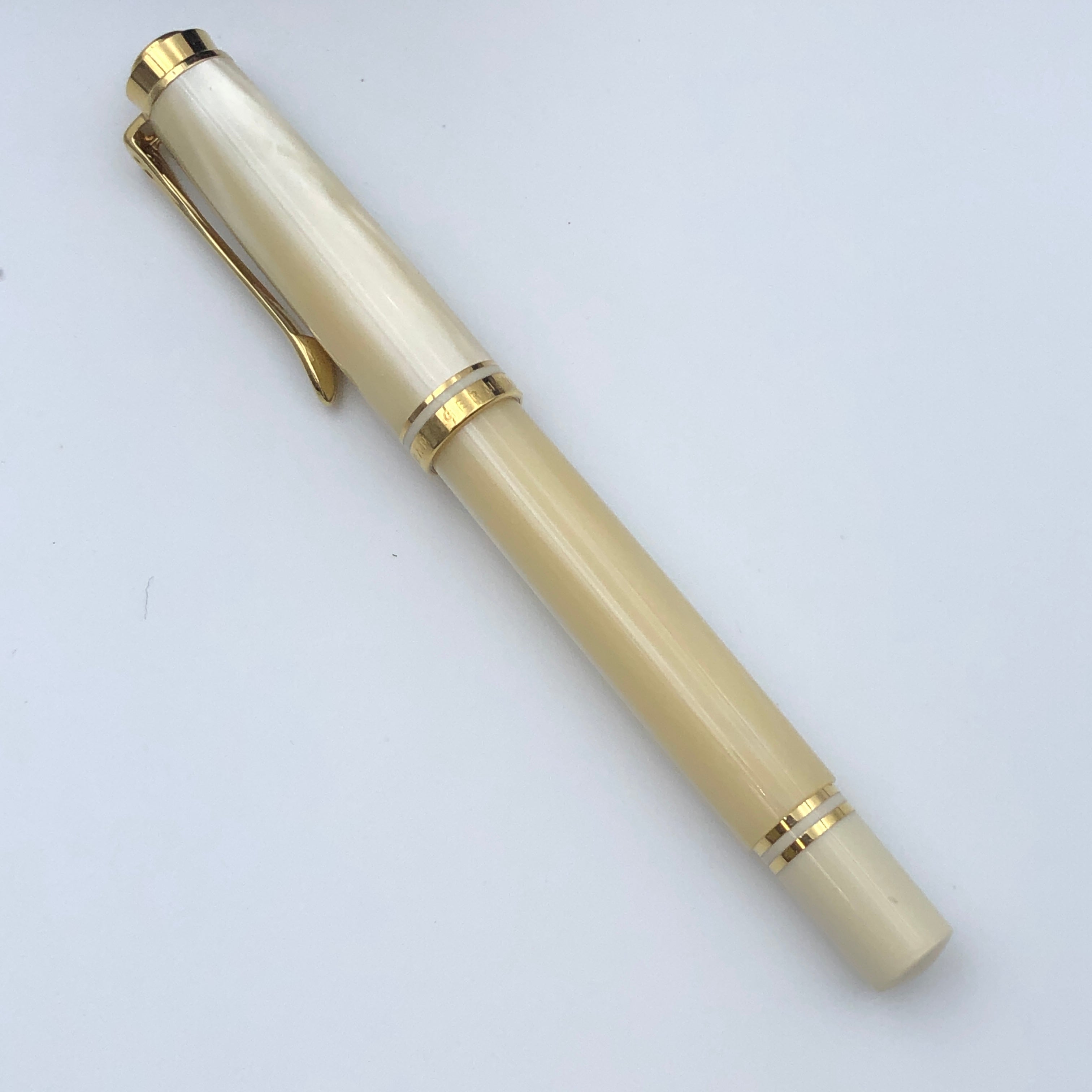 送料無料】 Pelikan （ペリカン）万年筆 M320 スーベレーン パールホワイト 特別生産品 14C-585 F GERMANY 中古品