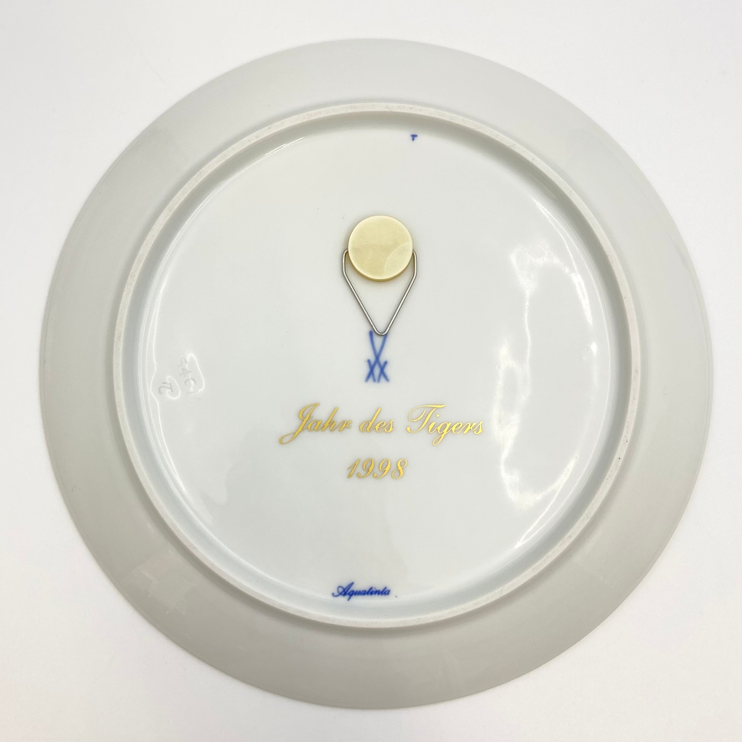【送料無料】_Meissen_(マイセン)_干支プレート 1998年 虎_「ほろ酔い気分で楽器を弾く動物」_中古品