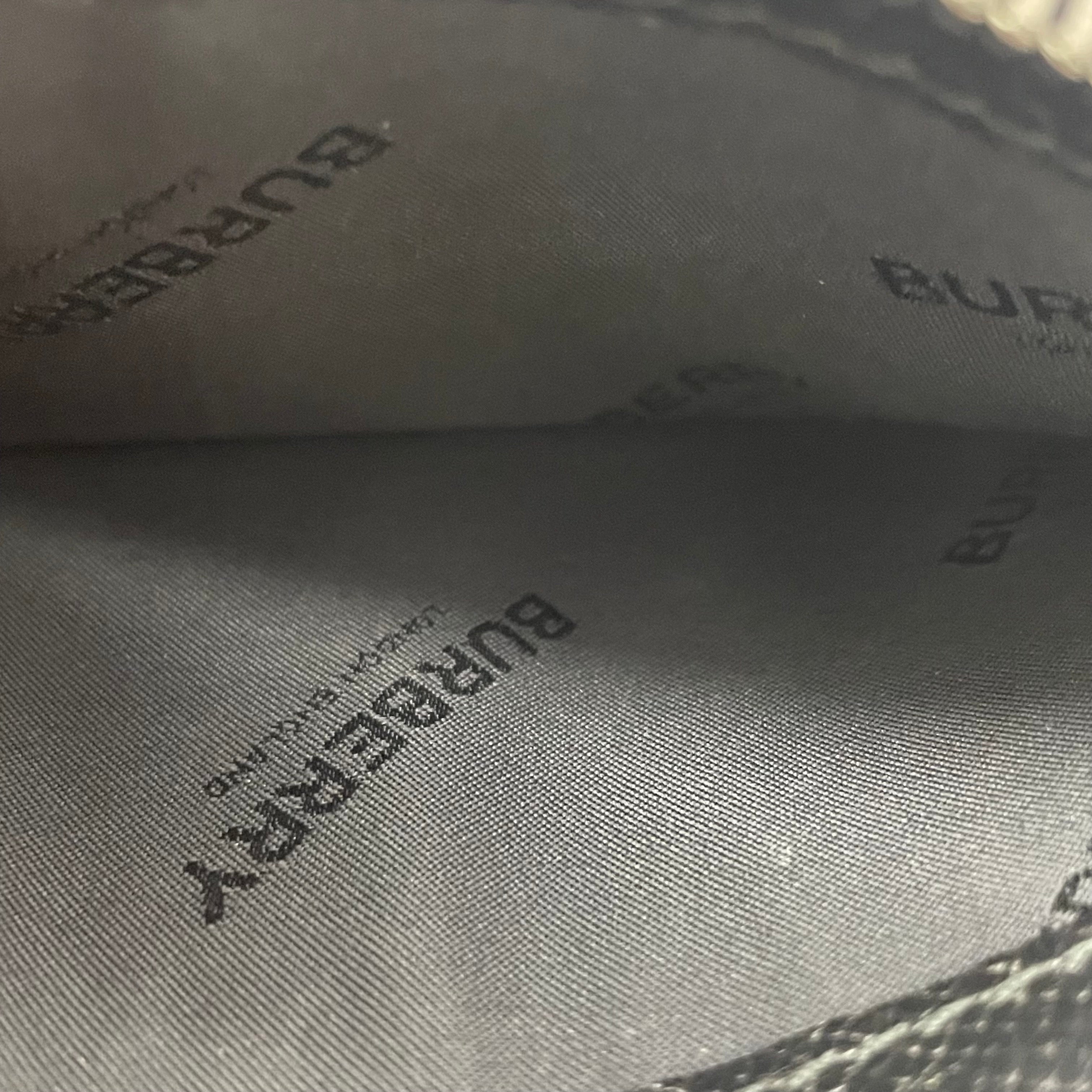 【送料無料】_ BURBERRY_(バーバリー)_レザーフラグメントケース_ 8062687_ TBジップカードケース_ 中古品