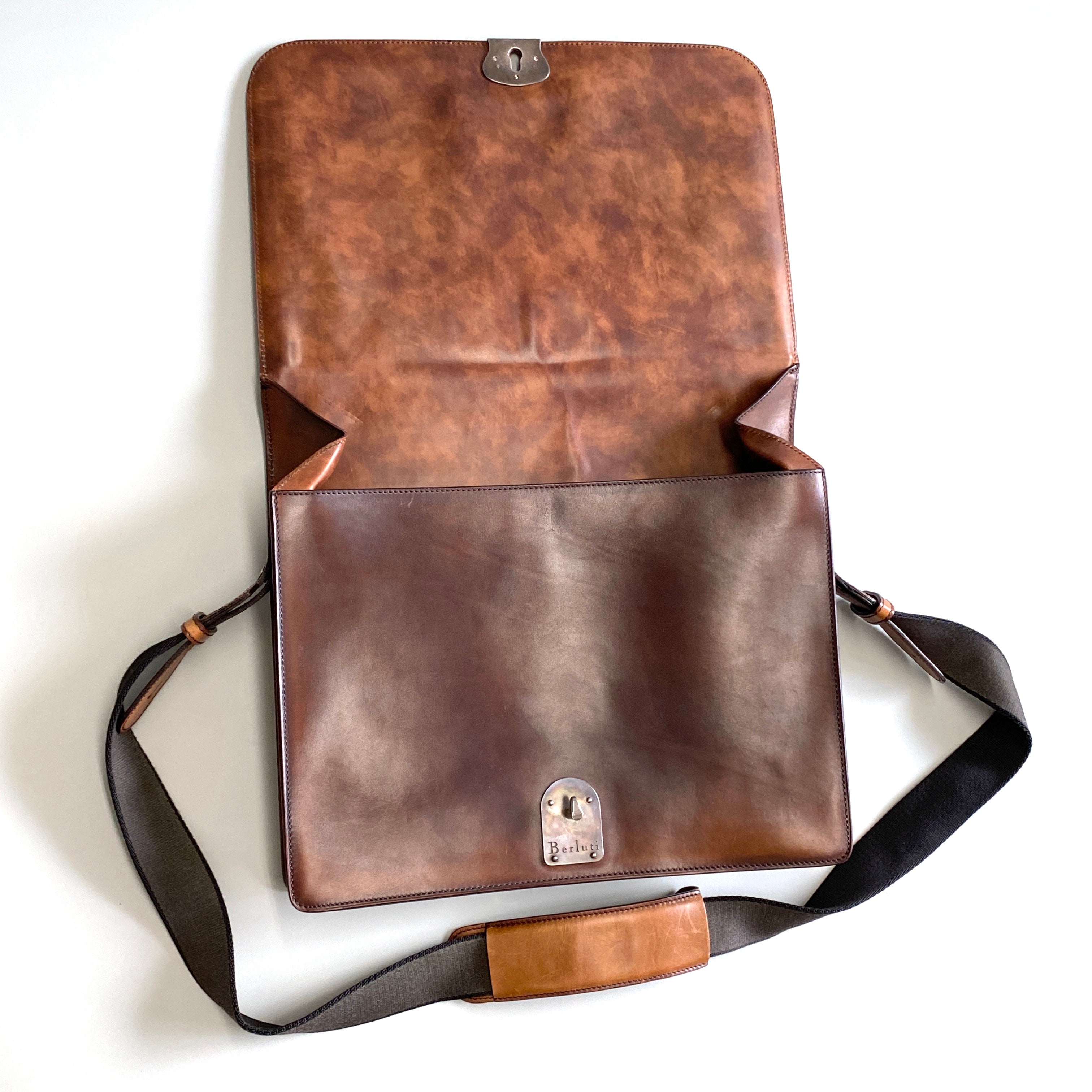 Berluti_(ベルルッティ)_ランスウシオン _スクリットレザー_カリグラフィ_ メッセンジャーバッグ_ 中古品