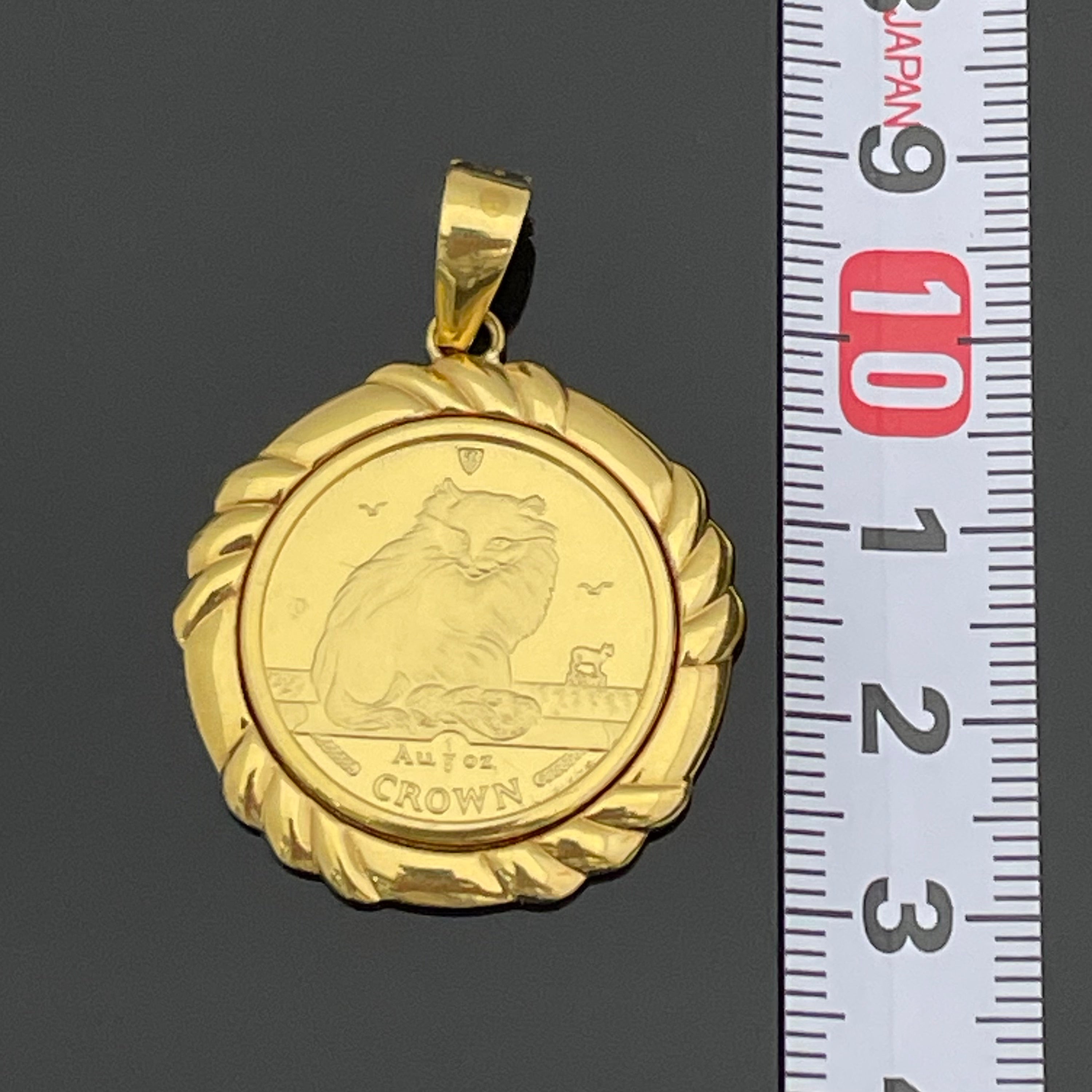 ノンブランド _マン島キャット金貨 _ペンダントトップ _純金コイン1/5oz 枠K18_ ガラス込10.6g_中古品