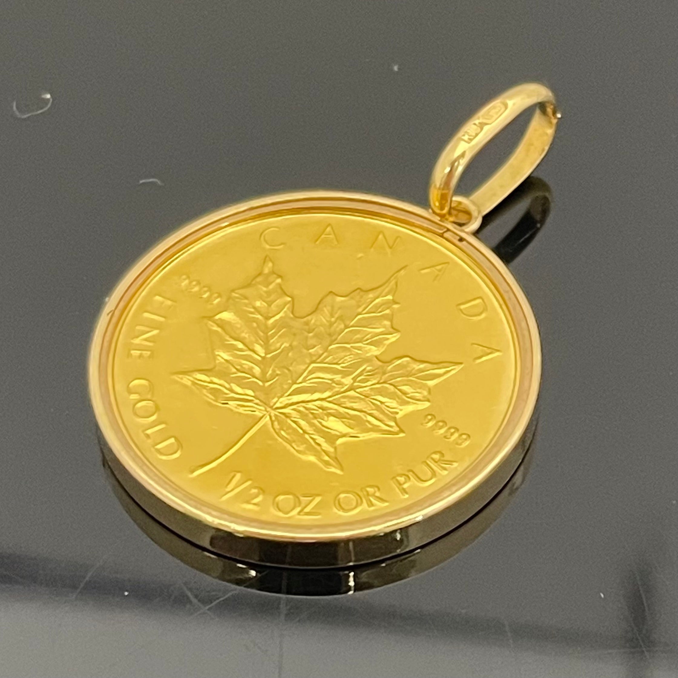 ノンブランド_ 純金コインペンダントトップ_ メイプルリーフ金貨1/2oz_ K18枠（総重量17.8g）_中古品