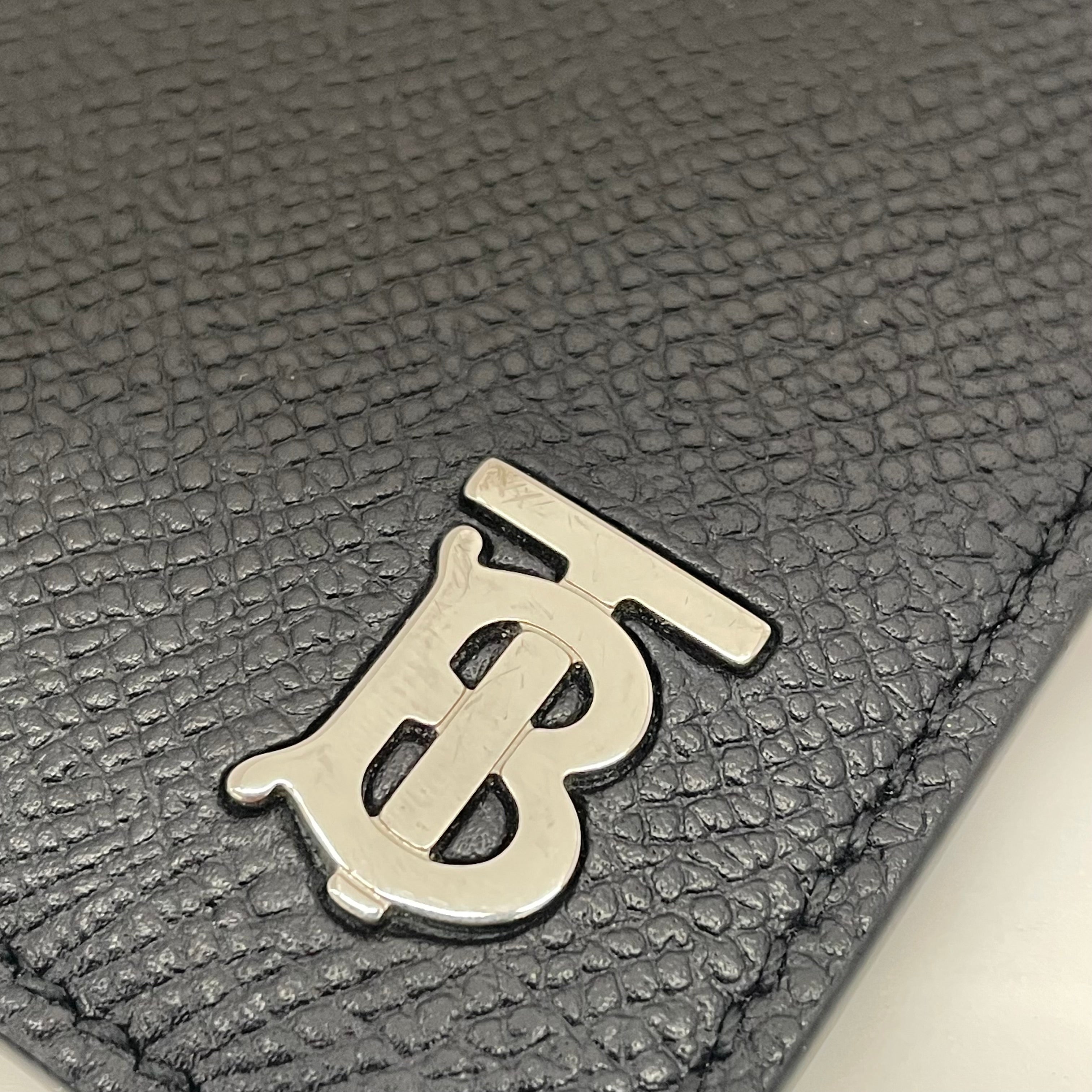 【送料無料】_ BURBERRY_（バーバリー）_レザーフラグメントケース_ 8062687_ TBジップカードケース_ 中古品