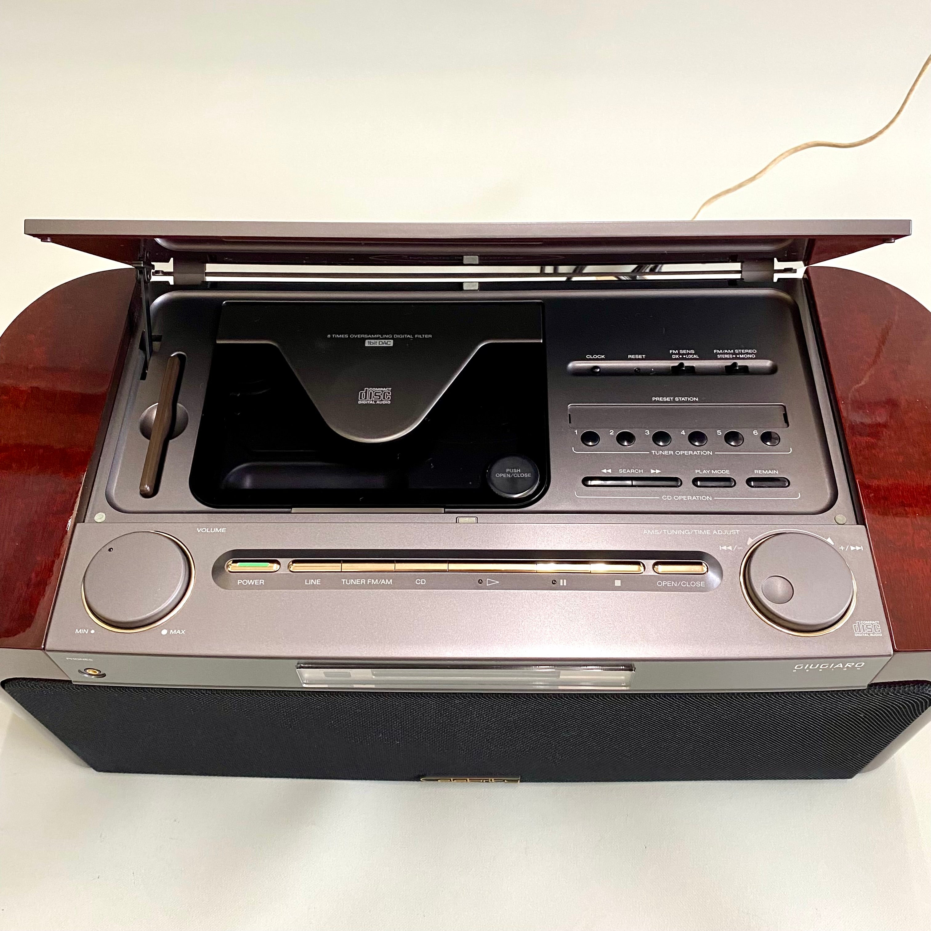 SONY （ソニー）_Celebrity セレブリティ D3000_GIUGIAROデザイン_CD NEWSTEREO ラジオ_中古品