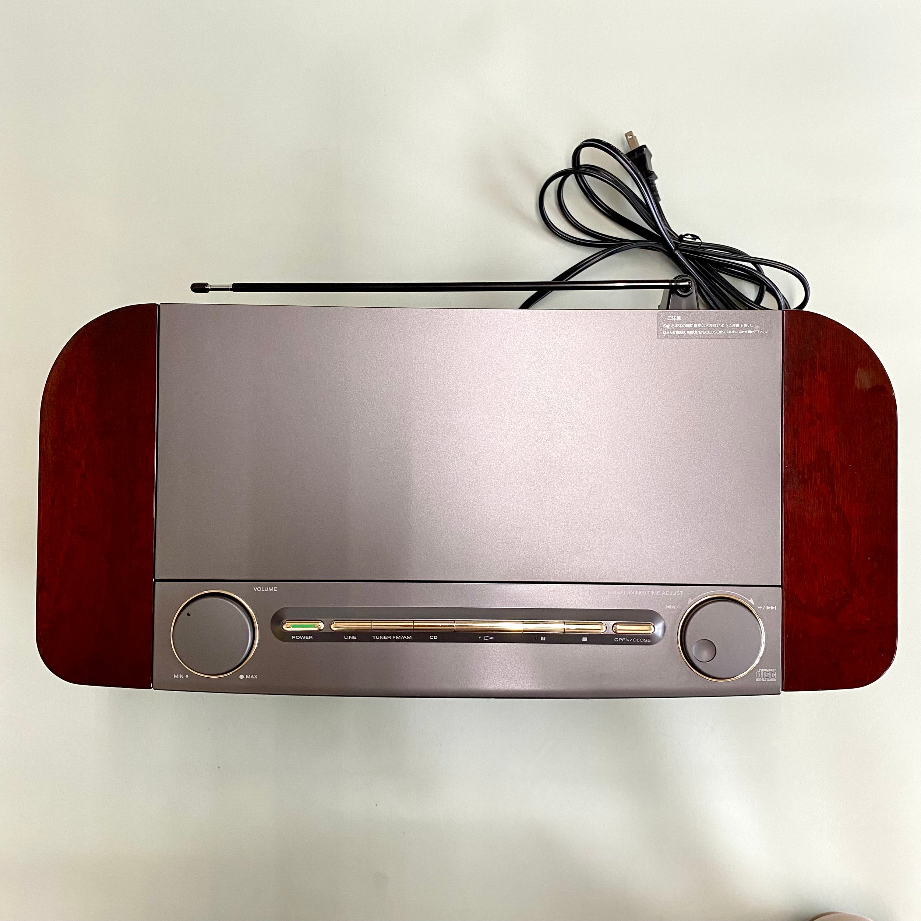 SONY （ソニー）_Celebrity セレブリティ D3000_GIUGIAROデザイン_CD NEWSTEREO ラジオ_中古品