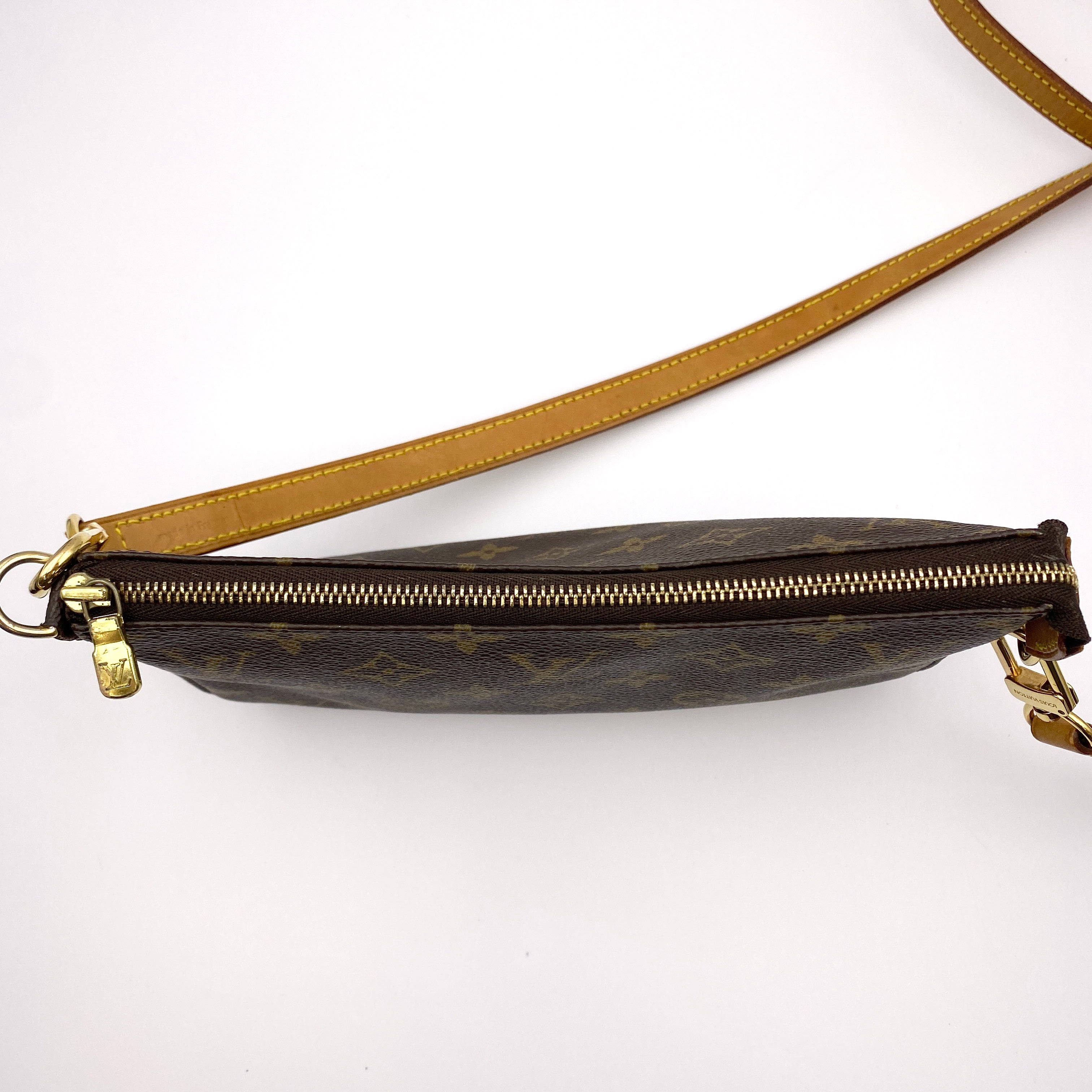 【送料無料】_ LOUIS  VUITTON_（ルイヴィトン）_ポシェットアクセソワール_ M51980ロングストラップ付_ 中古品