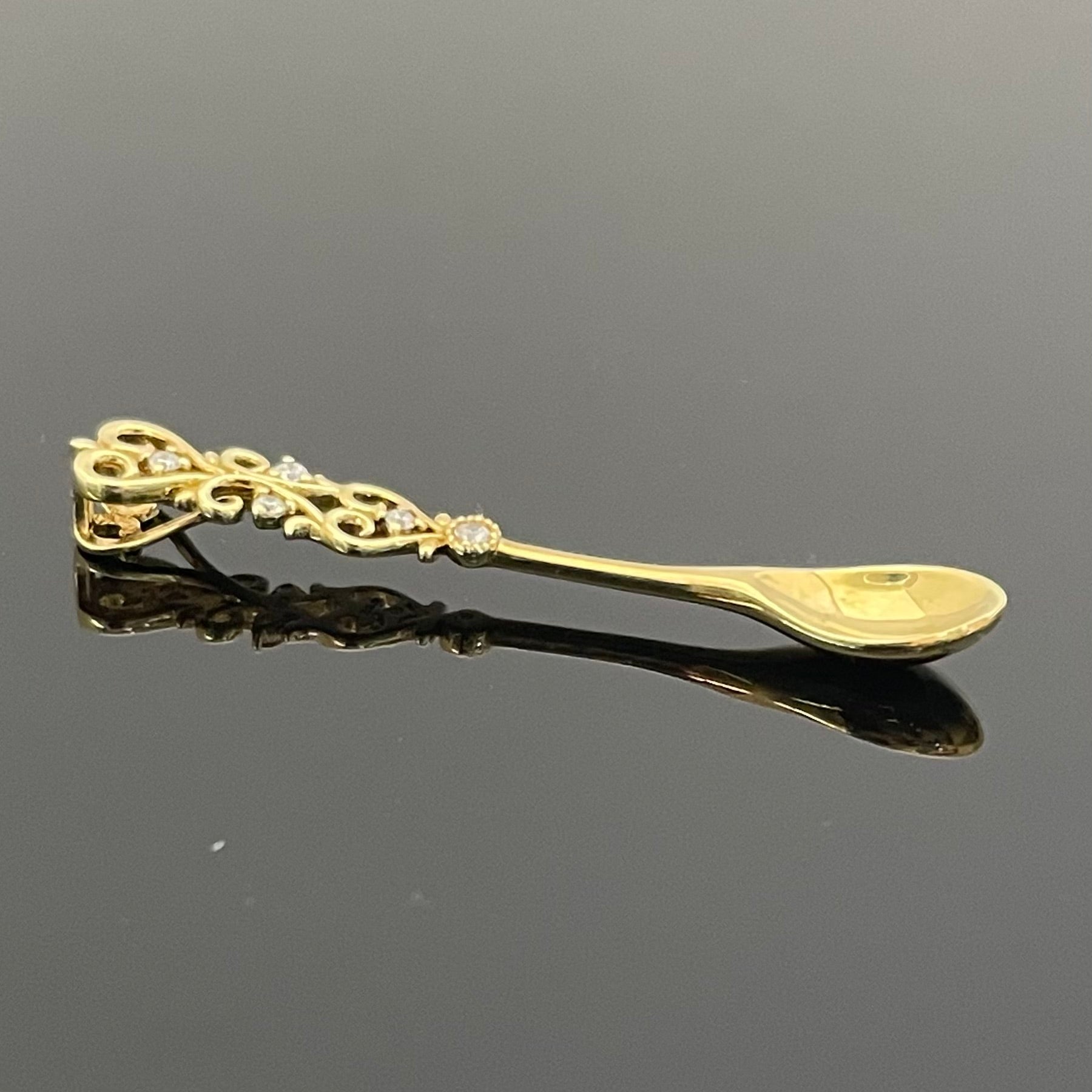 【送料無料】_ ノンブランド _K18スプーンモチーフ_ ペンダントトップ _FD0.05ct／2.1g _中古品